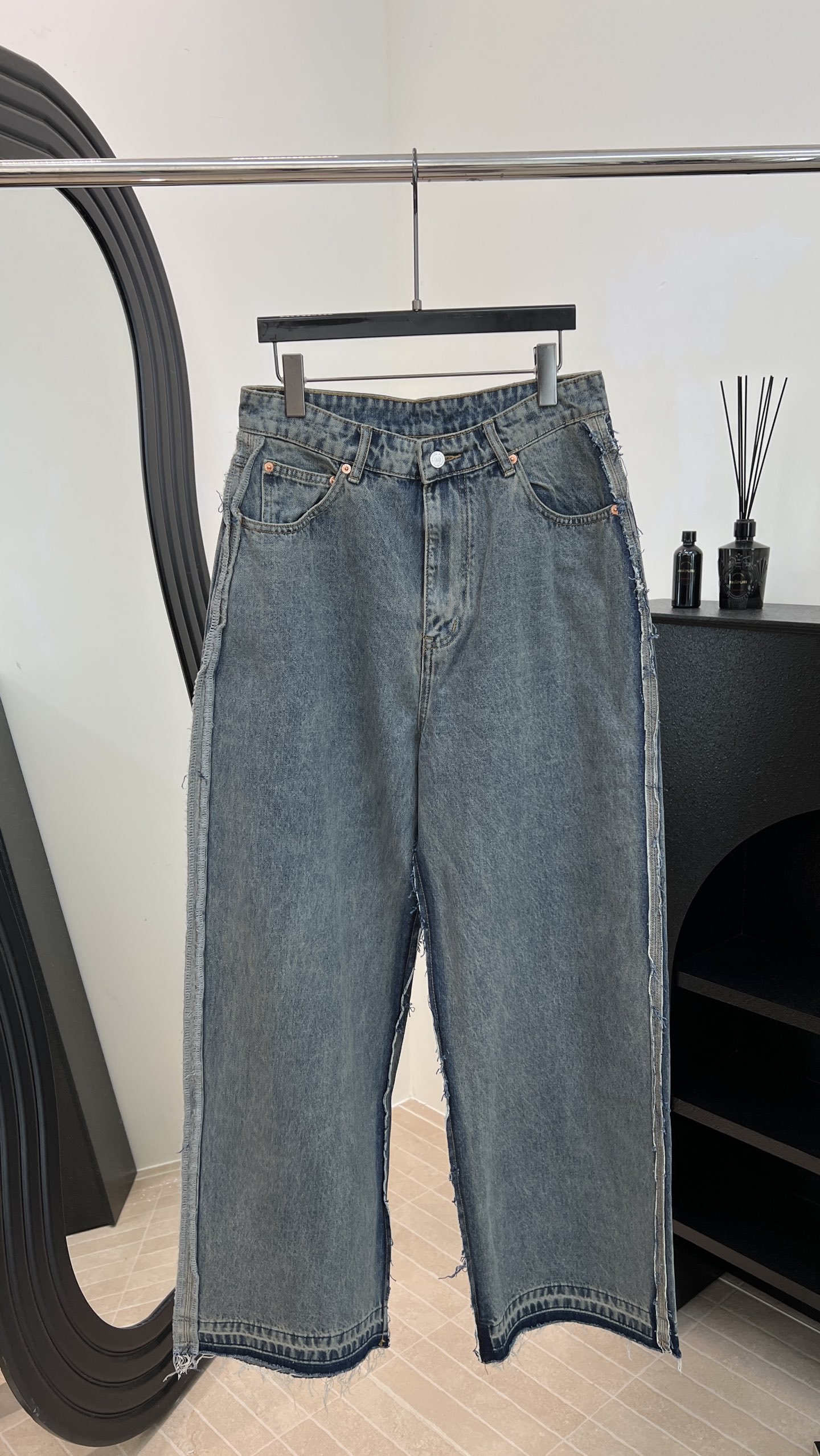 NO:590534,Maison Margiela MM6 new autumn and winter style, washed blue high-waisted straight jeans, customized twill denim, raw edges on the trouser legs, straight fit, size S M L,,masion margiela,jeans,alexander wang19860909Maison Margiela MM6 秋冬新款 水洗蓝高腰直筒牛仔裤、定制斜纹牛仔布、裤脚毛边处理、直筒版型 码数S M L,,masion margiela,jeans,alexander wang,Women's clothing