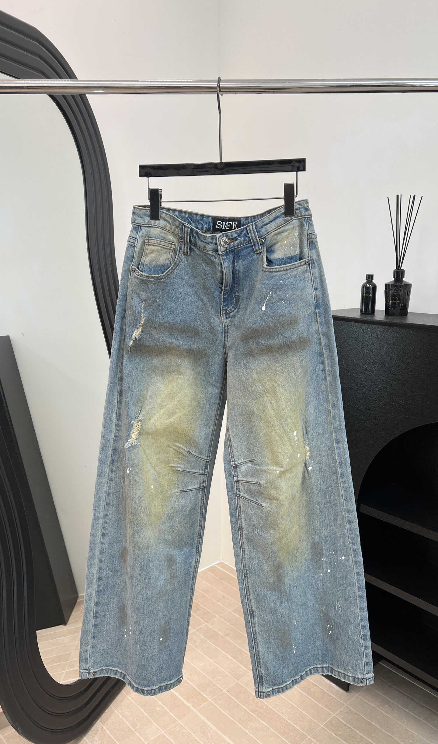 NO:591009,SMFK's new autumn and winter style, dirty wide-leg jeans, light blue washed distressed craftsmanship, full of retro feel, destroyed details on the heel, wide-leg straight fit, size XS S M L,,jeans,alexander wang19860909SMFK 秋冬新款 脏脏裤阔腿牛仔裤、浅蓝水洗做旧工艺、复古感满满、后脚跟破坏细节、阔腿直筒版型 码数XS S M L,,jeans,alexander wang,Women's clothing