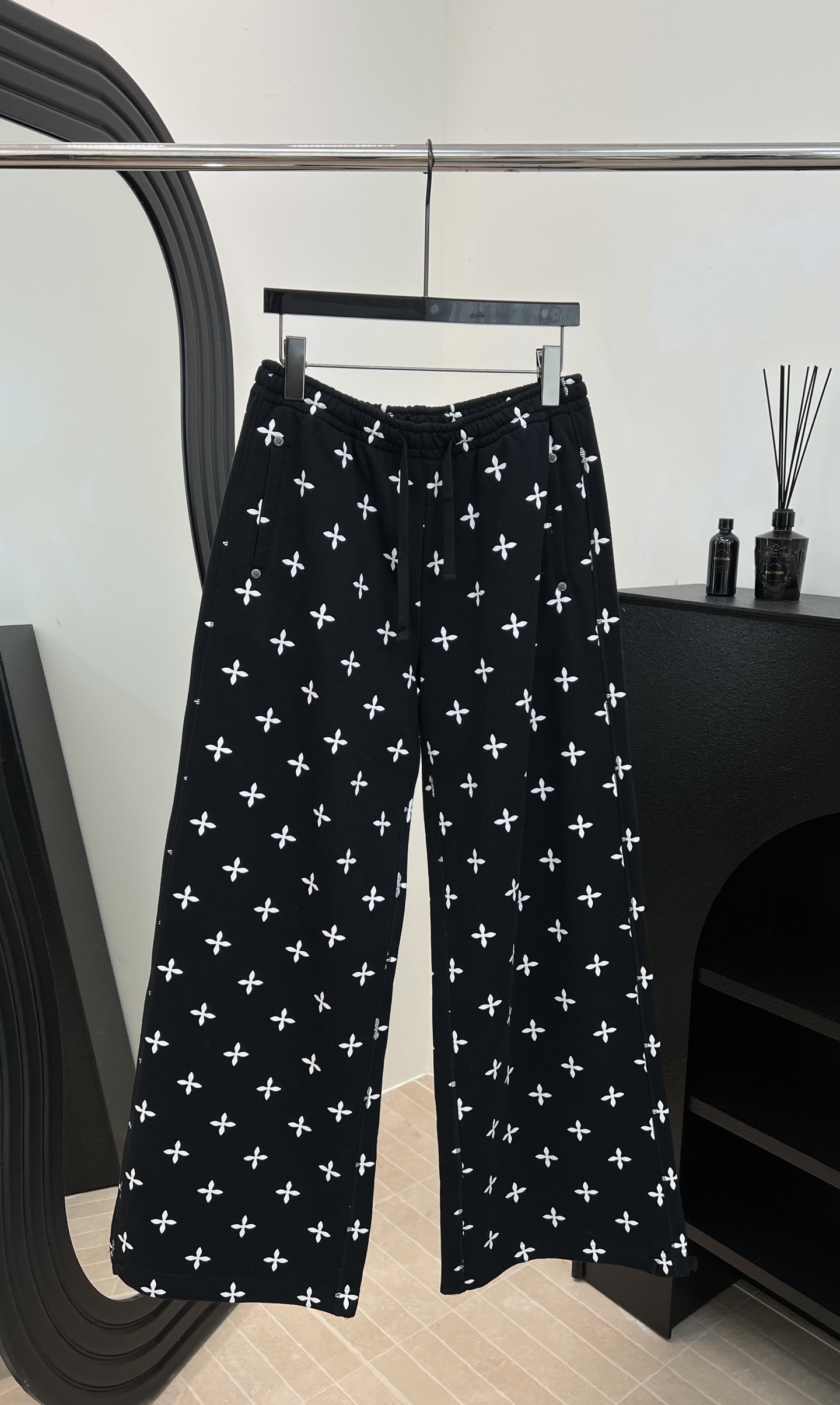 NO:576270,SMFK's new autumn and winter cross-flower casual sports wide-leg pants, light and thin ice silk material with perfect drape, black bottom + white cross flower, simple and design, loose straight version, size XS S M L,,alexander wang19860909SMFK 秋冬新款 十字花休闲运动阔腿裤、轻薄冰丝材质垂感满分、黑色底+白色十字花、简约又有设计感、宽松直筒版型、 码数XS S M L,,alexander wang,Women's clothing