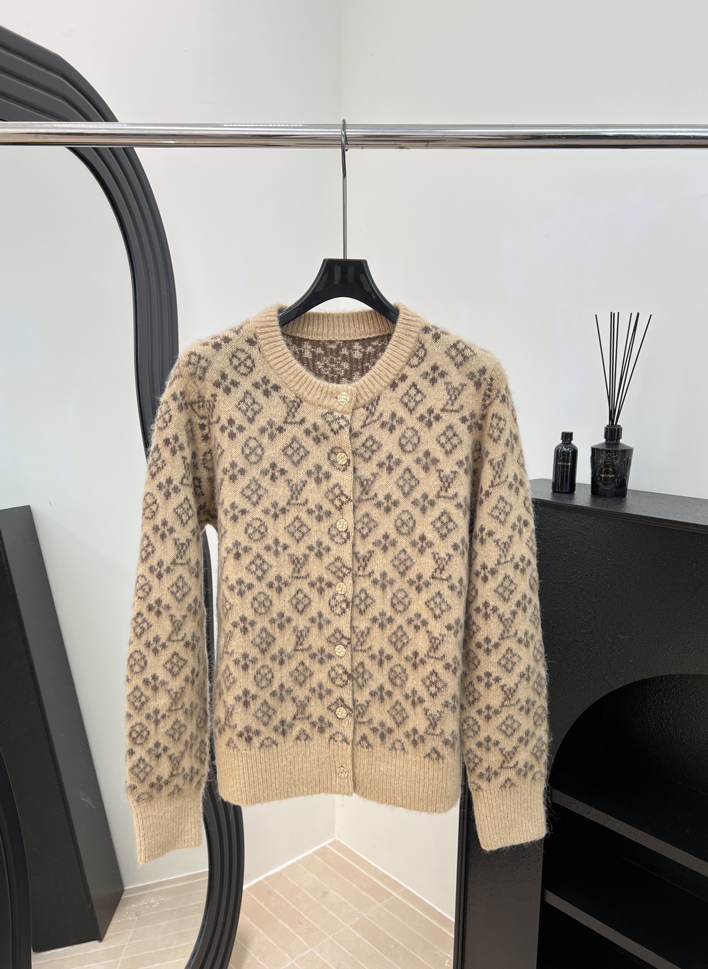 NO:590997,LouisVuitton Louis' new autumn and winter style milk tea color presbyopic knitted cardigan, classic Monogram pattern + metal buttons, short cut and high waistline, soft knitted wool material, casual fit, size S M L,,louis vuitton,louis vuitton,alexander wang19860909LouisVuitton 路易 秋冬新款 奶茶色老花针织开衫、经典Monogram图案+金属纽扣、短款剪裁拉高腰线、柔软针织羊毛材质、休闲版型 码数S M L,,louis vuitton,louis vuitton,alexander wang,Women's clothing