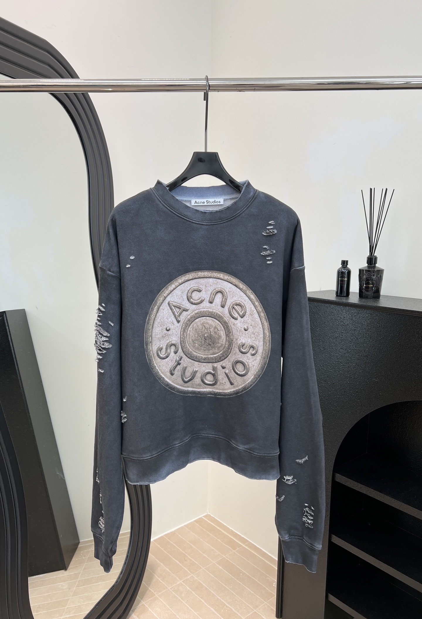 NO:576296,Acne Studios autumn and winter new model, short sweatshirt with hole embroidery, front brand embroidery + hole design, hole details on the cuffs and body are super layered, distressed effect, casual fit, size SML,,acne studios,dior,hoodie,sweatshirts,alexander wang19860909Acne Studios 秋冬新款 破洞刺绣短款卫衣、正面品牌刺绣+破洞设计、袖口和衣身的破洞细节超有层次、做旧效果、休闲版型 码数SML,,acne studios,dior,hoodie,sweatshirts,alexander wang,Women's clothing