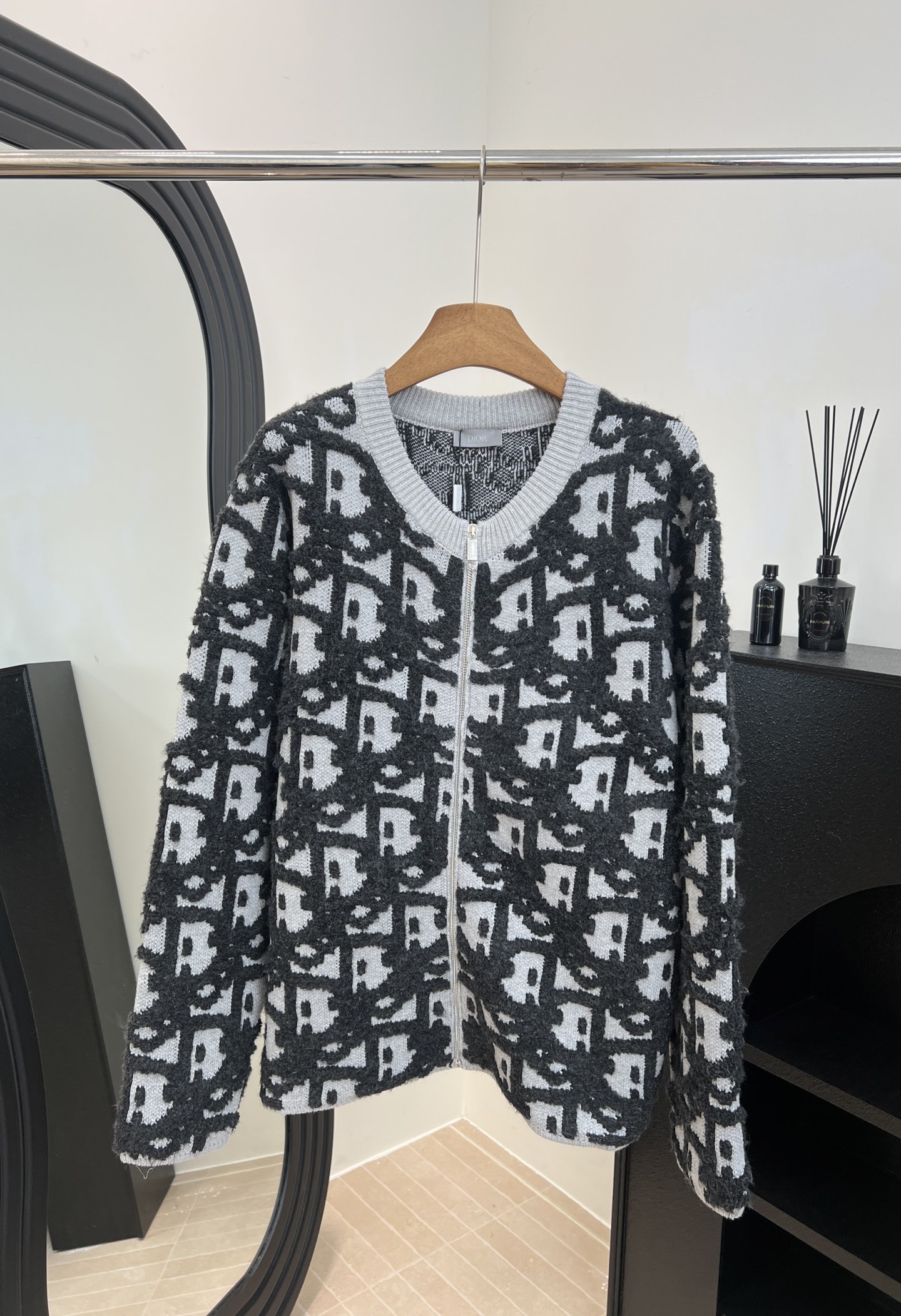 NO:590999,Dior's new autumn and winter jacquard knitted cardigan, classic Dior jacquard print + silver zipper, soft and warm, black and white color matching, super versatile, casual fit, size S M L,,dior,alexander wang19860909Dior 秋冬新款 提花针织开衫、经典Dior提花印花+银色拉链、柔软又保暖、黑白配色超百搭、休闲版型 码数S M L,,dior,alexander wang,Women's clothing