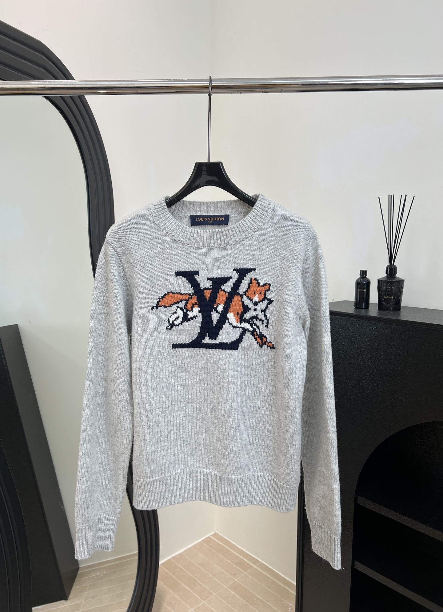 NO:576511,LouisVuitton Louis' new autumn and winter style gray knitted sweater with fox embroidery, fox embroidery on the chest + LV logo, soft and comfortable wool fabric, casual fit, size S M L,,louis vuitton,louis vuitton,louis vuitton,sweaters,alexander wang19860909LouisVuitton 路易 秋冬新款 狐狸刺绣灰色针织毛衣、胸前狐狸刺绣+LV标志、羊毛面料柔软舒适、休闲版型 码数S M L,,louis vuitton,louis vuitton,louis vuitton,sweaters,alexander wang,Women's clothing