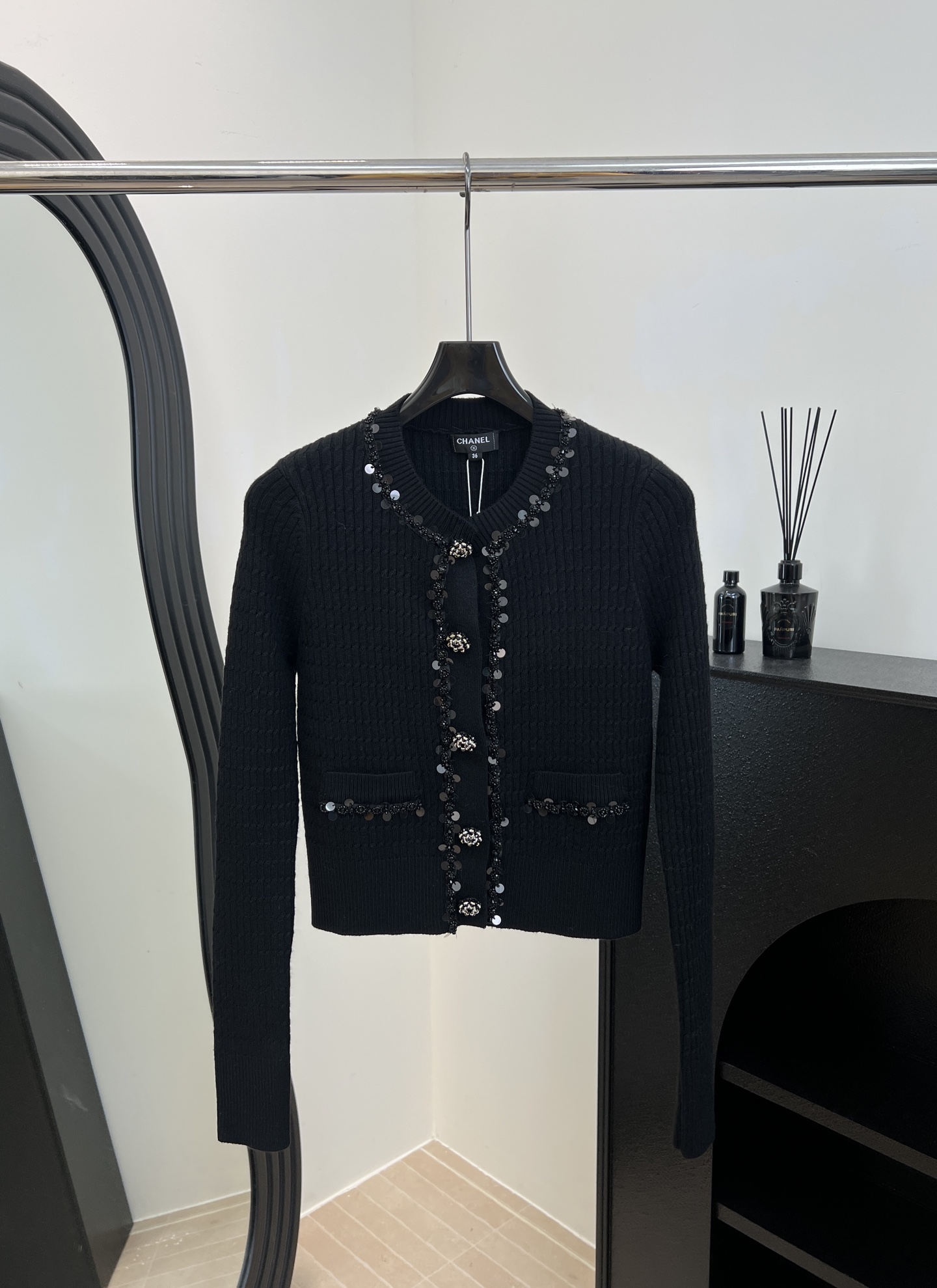 NO:591980,ChaneI Xiaoxiang Autumn and Winter New Heavy Beading Cardigan, Handmade Beading on the Clothes + Metal Buttons with Exquisite Details, Wool Blend Material is Soft and Comfortable, Casual Fit Size S M L,,chanel,alexander wang19860909ChaneI 小香 秋冬新款 重工钉珠开衫、衣襟手工钉珠+金属纽扣细节精致、羊毛混纺材质柔软舒适、休闲版型 码数S M L,,chanel,alexander wang,Women's clothing