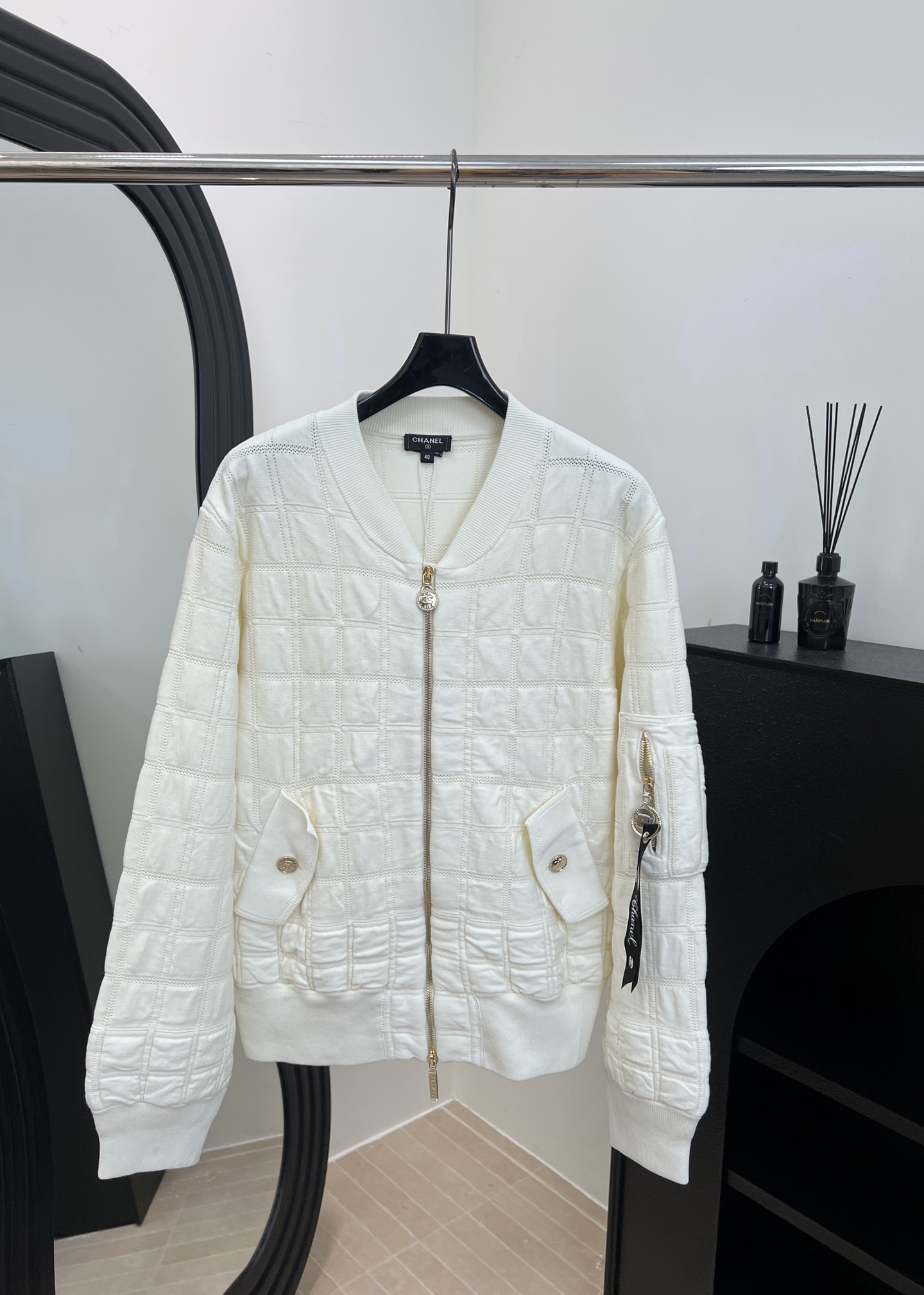 NO:576514,CHANEL Xiaoxiang autumn and winter new style, diamond pattern white jacket, metal zipper + double pockets, details with brand logo, diamond texture makes the whole body more layered, casual fit, size S M L,,chanel,jackets & coats,alexander wang19860909CHANEL 小香 秋冬新款 菱格纹白色夹克、金属拉链+双口袋、细节有品牌标志、菱格纹理让整体更有层次感、休闲版型 码数S M L,,chanel,jackets & coats,alexander wang,Women's clothing