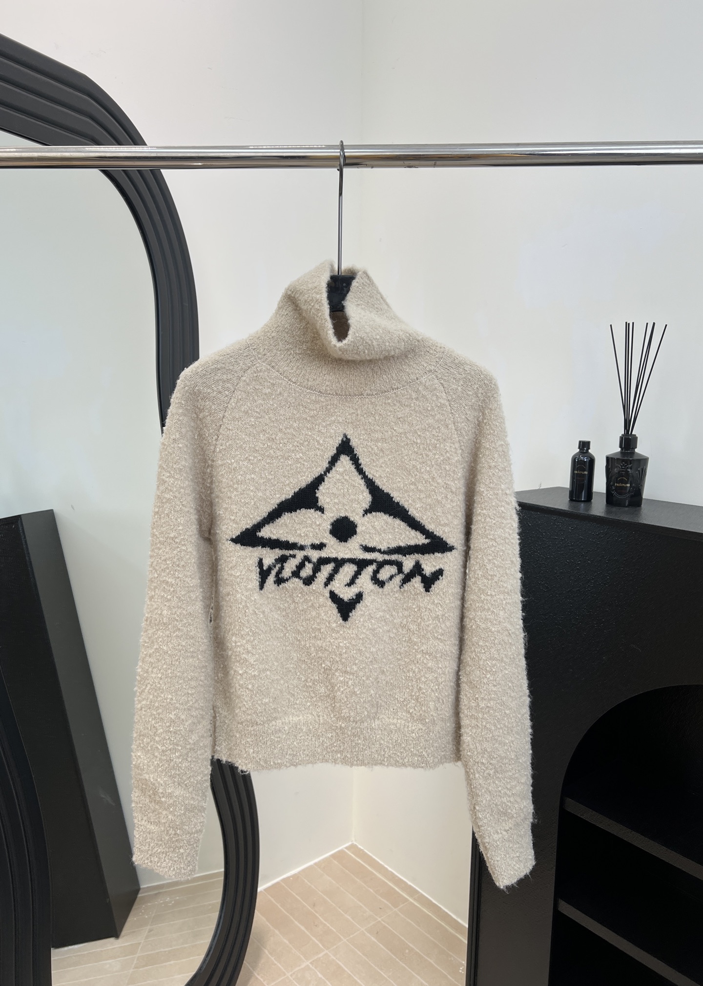 NO:591963,LouisVuitton Louis' new autumn and winter turtleneck wool sweater, the Monogram Logo on the front is very recognizable, casual fit, size S M L,,louis vuitton,louis vuitton,sweaters,alexander wang19860909LouisVuitton 路易 秋冬新款 高领羊毛毛衣、正面Monogram Logo超有辨识度、休闲版型 码数S M L,,louis vuitton,louis vuitton,sweaters,alexander wang,Women's clothing