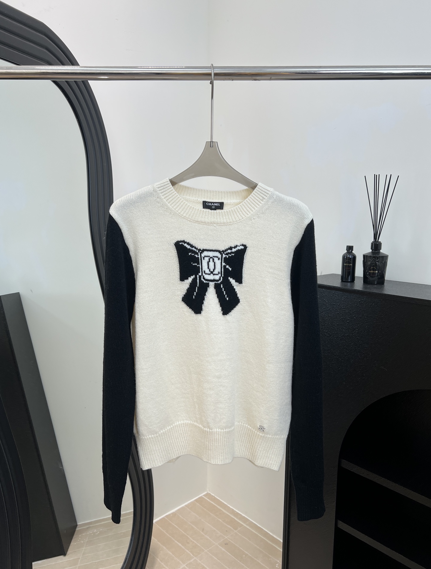 NO:576517,Chanel Xiaoxiang new autumn and winter bow knitted sweater, bow on the chest + Double C Logo embroidery, soft and skin-friendly wool fabric, casual fit, size S M L,,chanel,sweaters,alexander wang19860909Chanel 小香 秋冬新款 蝴蝶结针织毛衣、胸前蝴蝶结+双C Logo刺绣、羊毛面料柔软亲肤、休闲版型 码数S M L,,chanel,sweaters,alexander wang,Women's clothing