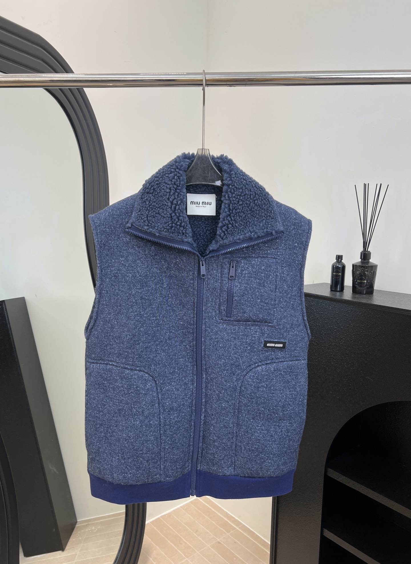 NO:591966,MiuMiu new autumn and winter style, dark blue fleece vest, wool blend outer layer, soft fleece inner layer, lapel + zipper design, casual fit, size S M L,,miumiu,alexander wang19860909MiuMiu 秋冬新款 深蓝色抓绒马甲、外层羊毛混纺,内里柔软抓绒、翻领+拉链设计、休闲版型 码数S M L,,miumiu,alexander wang,Women's clothing