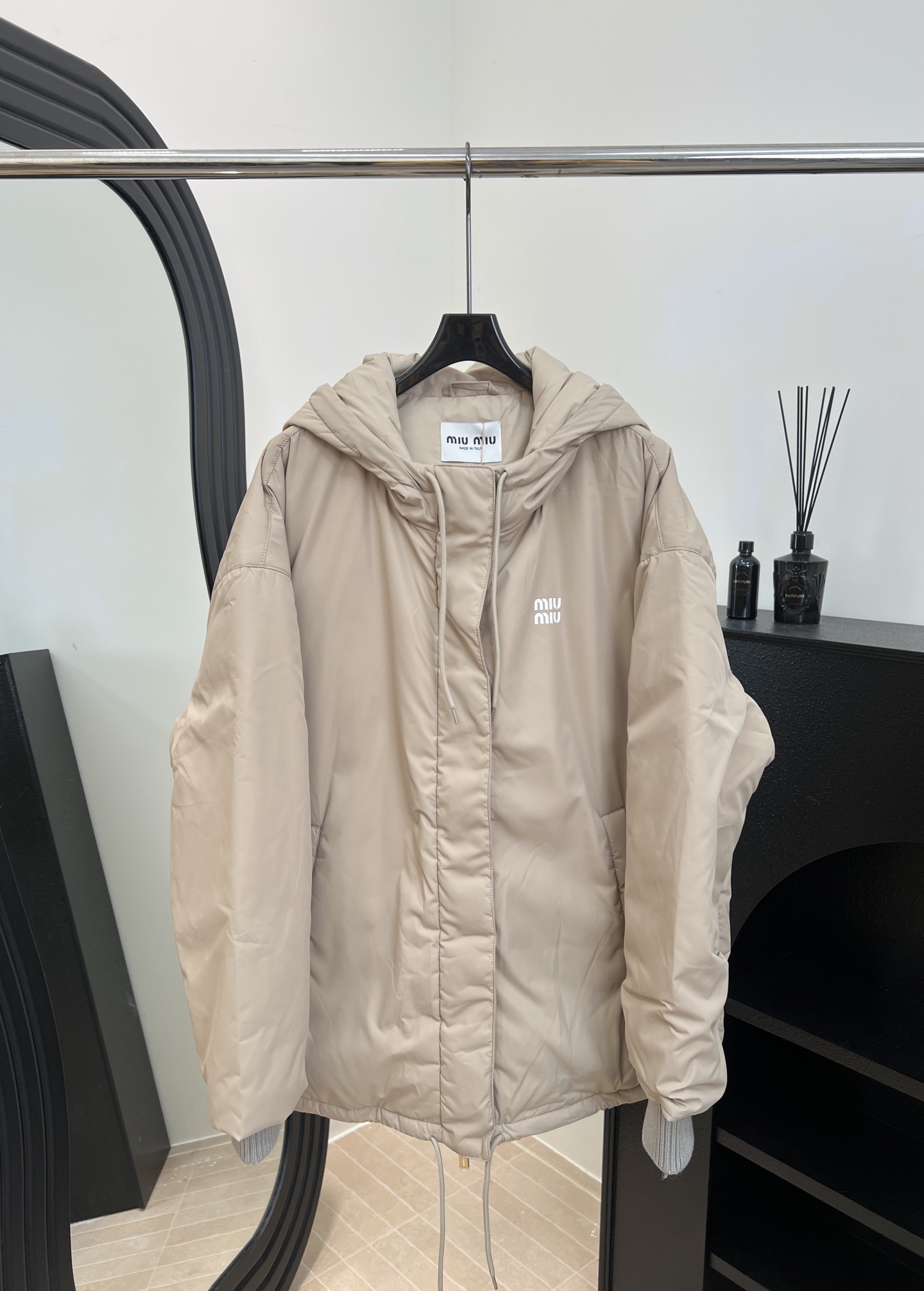 NO:591969,Comes with dust bag Miu Miu new autumn and winter pattern hooded down jacket, hood + drawstring design, windproof and practical, ribbed cuffs and hem, front zipper + pocket, loose fit Size S M L,,miumiu,down jacket,hats,alexander wang19860909配防尘袋 Miu Miu 秋冬新款 纹连帽羽绒服、连帽+抽绳设计防风又实用、袖口和下摆罗纹收口、正面拉链+口袋、宽松版型 码数S M L,,miumiu,down jacket,hats,alexander wang,Women's clothing