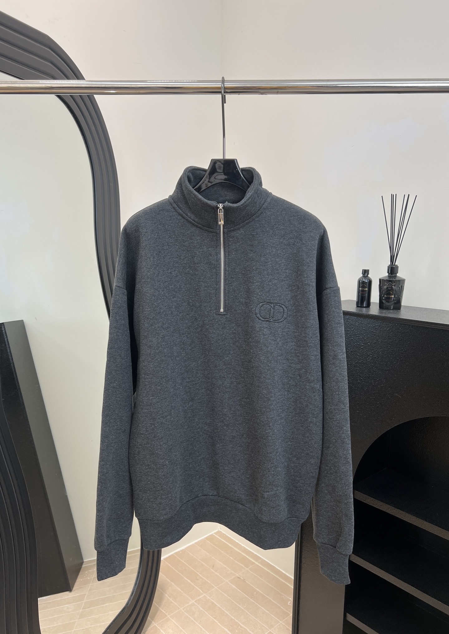 NO:591977,Dior's new autumn and winter half-zip sports sweatshirt, dark gray knitted material, stand-up collar + half-zip design, CD embroidered logo on the chest, casual fit, same style for men and women, size S M L,, dior, hoodie, sweatshirts, alexander wang19860909Dior 秋冬新款 半拉链运动卫衣、深灰色针织材质、立领+半拉链设计、胸前CD刺绣标志、休闲版型,男女同款 码数S M L,,dior,hoodie,sweatshirts,alexander wang,Women's clothing