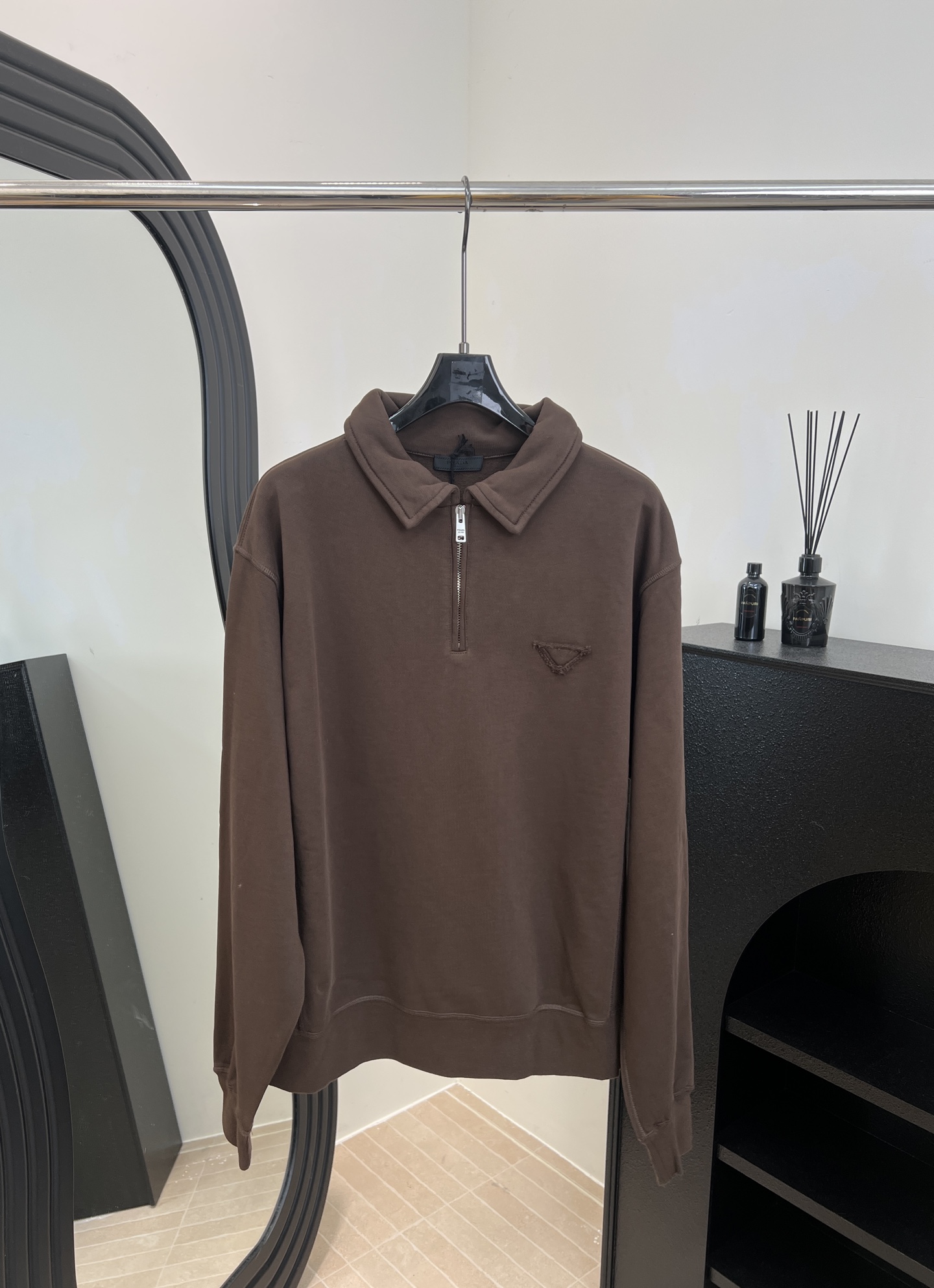 NO:591955,Prada's new autumn and winter half-zip lapel POLO shirt, triangle logo embroidery on the chest, soft and skin-friendly, breathable, casual fit, same style for men and women, size S M L,, prada, alexander wang19860909Prada 秋冬新款 半拉链翻领POLO衫、胸前三角Logo刺绣、柔软亲肤又透气、休闲版型,男女同款 码数S M L,,prada,alexander wang,Women's clothing