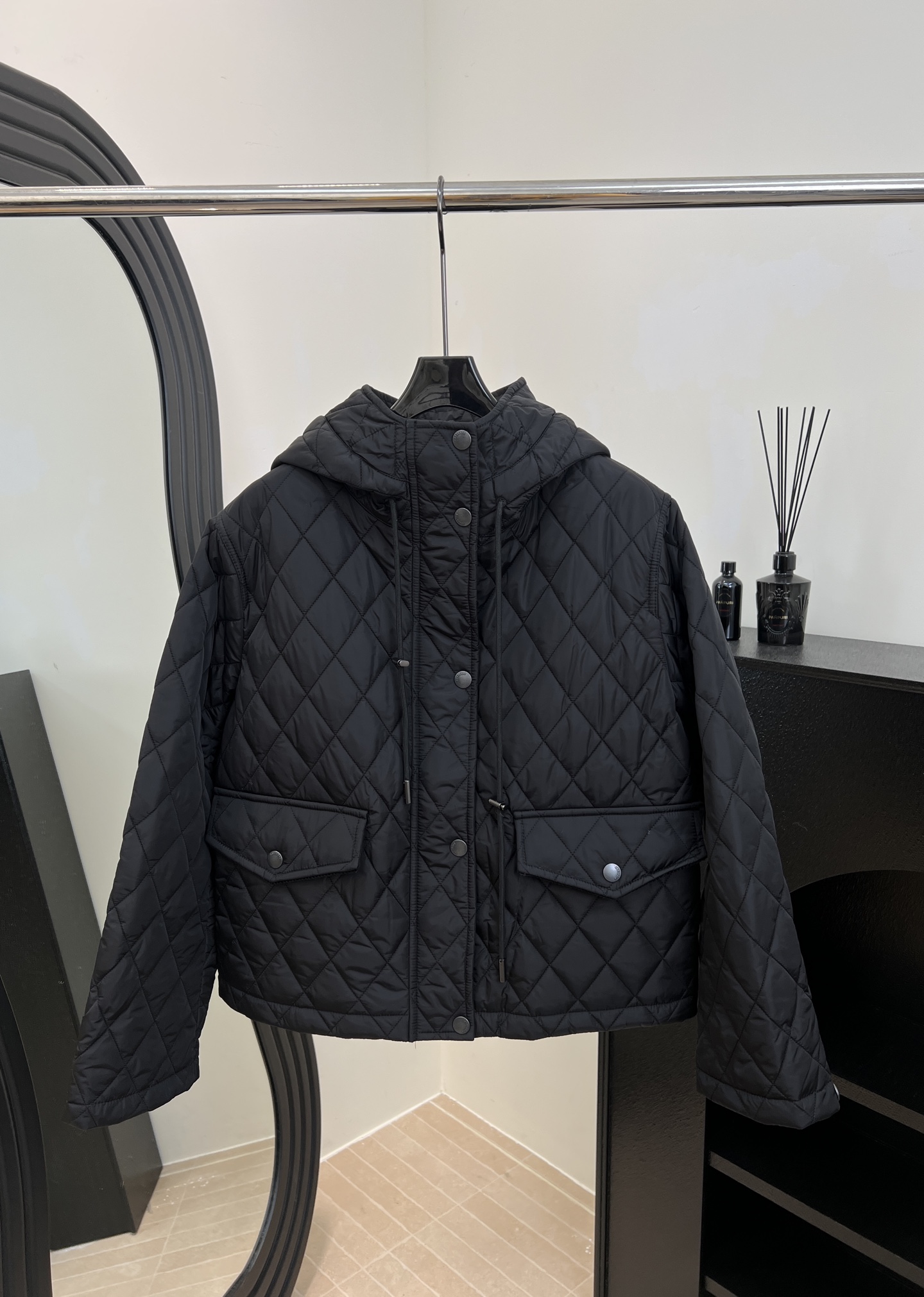 NO:591972,Burberry's new autumn and winter quilted hooded cotton jacket, classic diamond plaid design, double front pockets, short cut hooded design, inner plaid details, casual fit, size S M L,,burberry,hats,alexander wang19860909Burberry 秋冬新款 绗缝连帽棉服、经典菱形格纹设计、正面双口袋、短款剪裁连帽设计、内里格纹细节、休闲版型 码数S M L,,burberry,hats,alexander wang,Women's clothing