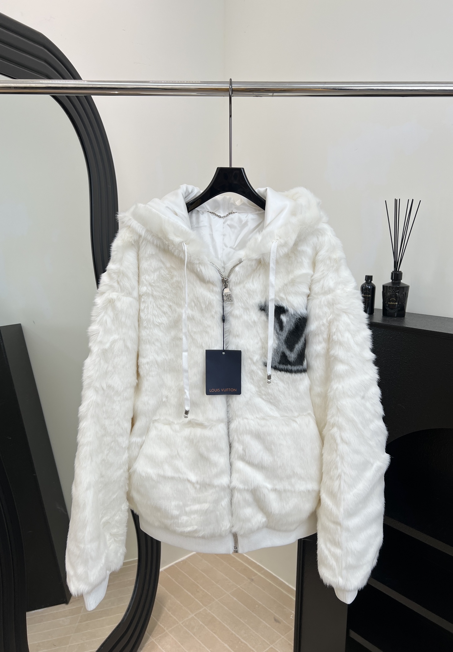 NO:590512,LOUIS VUITTON new autumn and winter style jacquard zipper hooded fur coat, made of soft white jacquard fabric, LV logo on the chest, zipper closure + hooded design, casual fit, same style for men and women, size S M L,,louis vuitton,louis vuitton,jackets & coats,hats,alexander wang19860909LOUIS VUITTON 秋冬新款 提花拉链连帽毛毛外套、采用柔软白色提花面料、胸前LV标志、拉链开合+连帽设计、休闲版型、男女同款 码数S M L,,louis vuitton,louis vuitton,jackets & coats,hats,alexander wang,Women's clothing