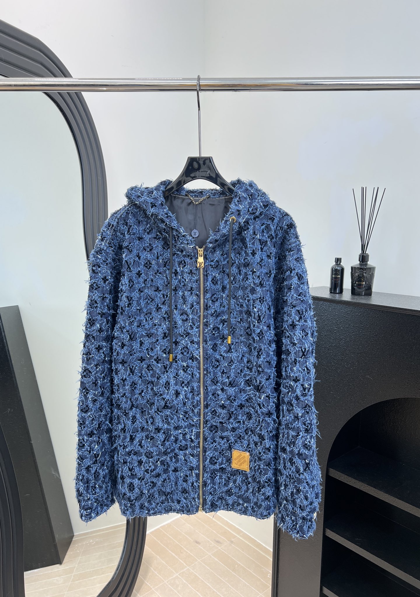 NO:576526,LouisVuitton Louis' new autumn and winter flocked denim hooded jacket, blue denim flocking technology, Monogram pattern and brand logo, hooded zipper design, leather tag at the hem, casual fit, size SML,,louis vuitton,louis vuitton,jackets & coats,hats,alexander wang19860909LouisVuitton 路易 秋冬新款 植绒牛仔连帽夹克、蓝色牛仔布植绒工艺、Monogram图案和品牌标识、连帽拉链设计、下摆有皮牌 休闲版型 码数SML,,louis vuitton,louis vuitton,jackets & coats,hats,alexander wang,Women's clothing