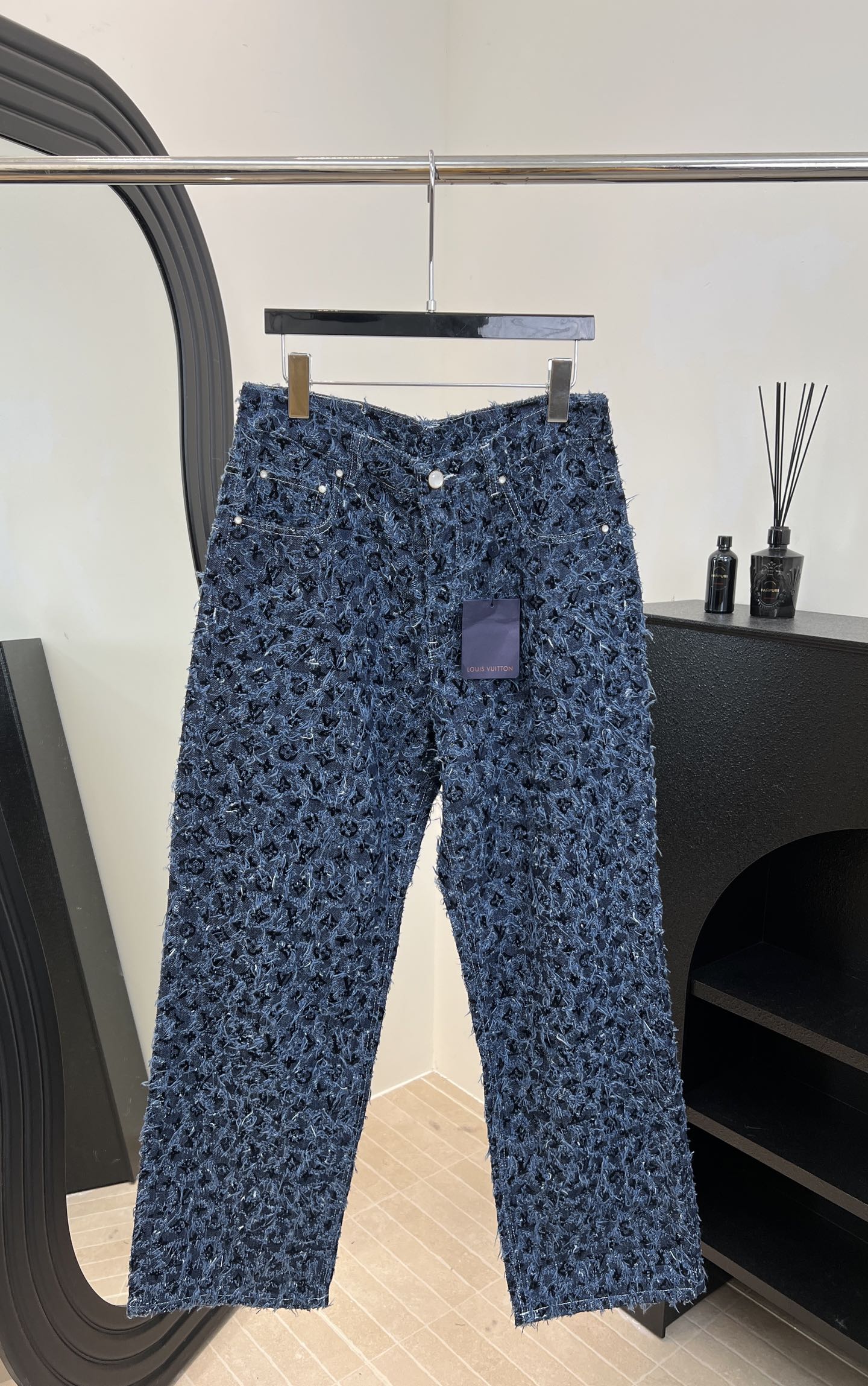 NO:590528,Men's LouisVuitton Louis autumn and winter new flocked jeans, classic presbyopic pattern dark blue washing process, metal rivets on the waist, straight cut + raw edge trouser legs, size SML,,louis vuitton,louis vuitton,jeans,alexander wang19860909男款LouisVuitton 路易 秋冬新款 植绒牛仔裤、经典老花图案深蓝水洗工艺、腰部金属铆钉、直筒剪裁+毛边裤脚 码数SML,,louis vuitton,louis vuitton,jeans,alexander wang,Women's clothing