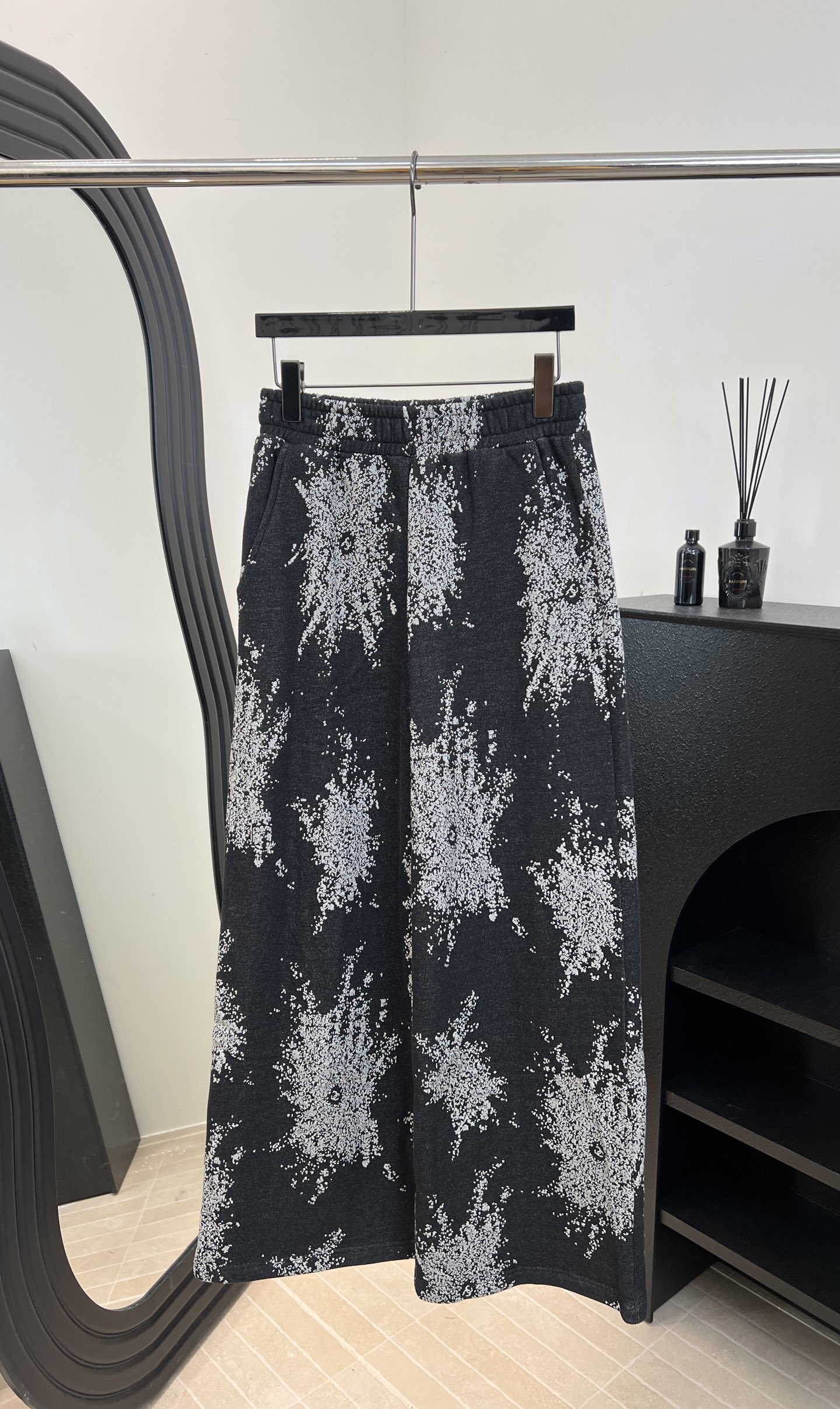 NO:591978,Chanel Xiaoxiang new autumn and winter style black printed wide-leg pants, black bottom with white abstract print, high waist design + loose straight cut, casual fit, size S M L,,chanel,alexander wang19860909Chanel 小香 秋冬新款 黑色印花阔腿裤、黑色底配白色抽象印花、高腰设计+宽松直筒剪裁、休闲版型 码数S M L,,chanel,alexander wang,Women's clothing