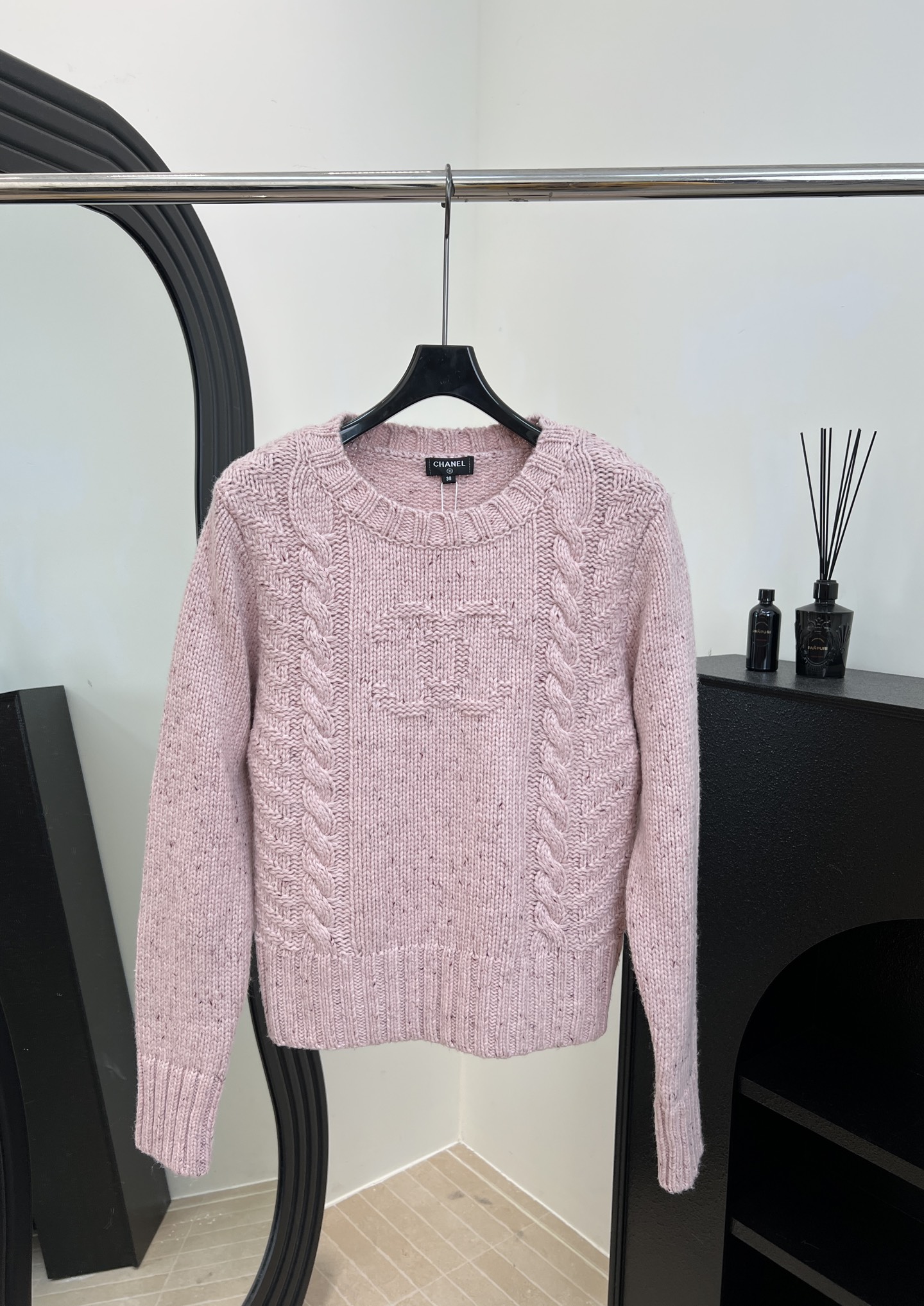 NO:591981,Chanel Xiaoxiang new autumn and winter twist wool pullover, classic twist texture with double C embroidery on the chest, wool fabric is soft and warm, simple round neck design, casual fit, size S M L,,chanel,alexander wang19860909Chanel 小香 秋冬新款 麻花羊毛套头衫、经典麻花纹理胸前有双C刺绣、羊毛面料柔软又保暖、圆领设计简约、休闲版型 码数S M L,,chanel,alexander wang,Women's clothing