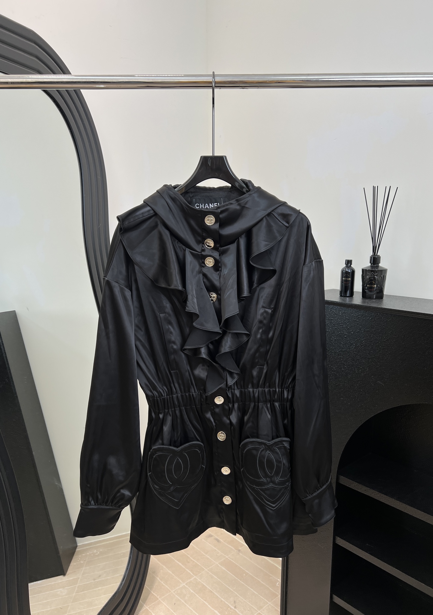 NO:591959,Chanel Xiaoxiang new autumn and winter hooded lace hooded jacket, the fabric feels smooth and shiny, ruffle details, metal buttons and pockets CCLogo embroidery, casual fit size S M L,,chanel,jackets & coats,hats,alexander wang19860909Chanel 小香 秋冬新款 连帽花边连帽外套、面料手感柔滑有光泽、荷叶边细节、金属纽扣和口袋CCLogo刺绣、休闲版型 码数S M L,,chanel,jackets & coats,hats,alexander wang,Women's clothing