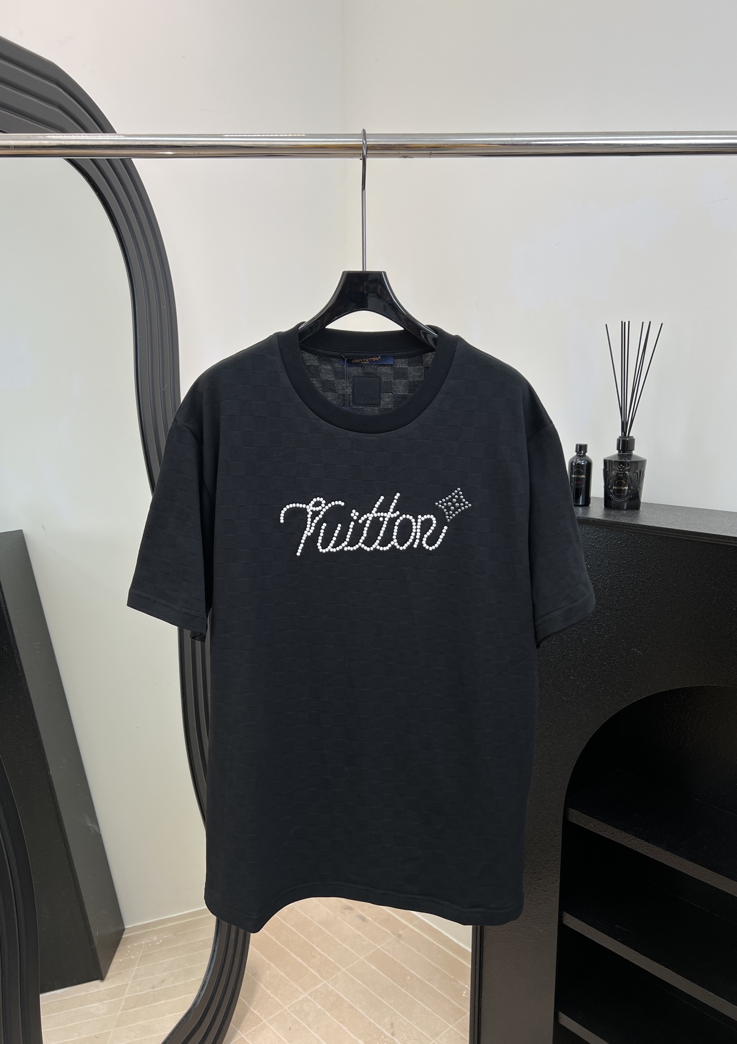 NO:576532,LouisVuitton Louis 25SS new pearl dark pattern short-sleeved T-shirt, checkerboard pattern design, pearl embellishment on the chest, casual version, same style for men and women, size S M L,, louis vuitton, louis vuitton, T-shirt, tees, t-shirt, alexander wang19860909LouisVuitton 路易 25SS新款 珍珠暗纹短袖T恤、棋盘格纹路设计、胸前有珍珠点缀、休闲版型、男女同款 码数S M L,,louis vuitton,louis vuitton,T-shirt,tees，t-shirt,alexander wang,Women's clothing