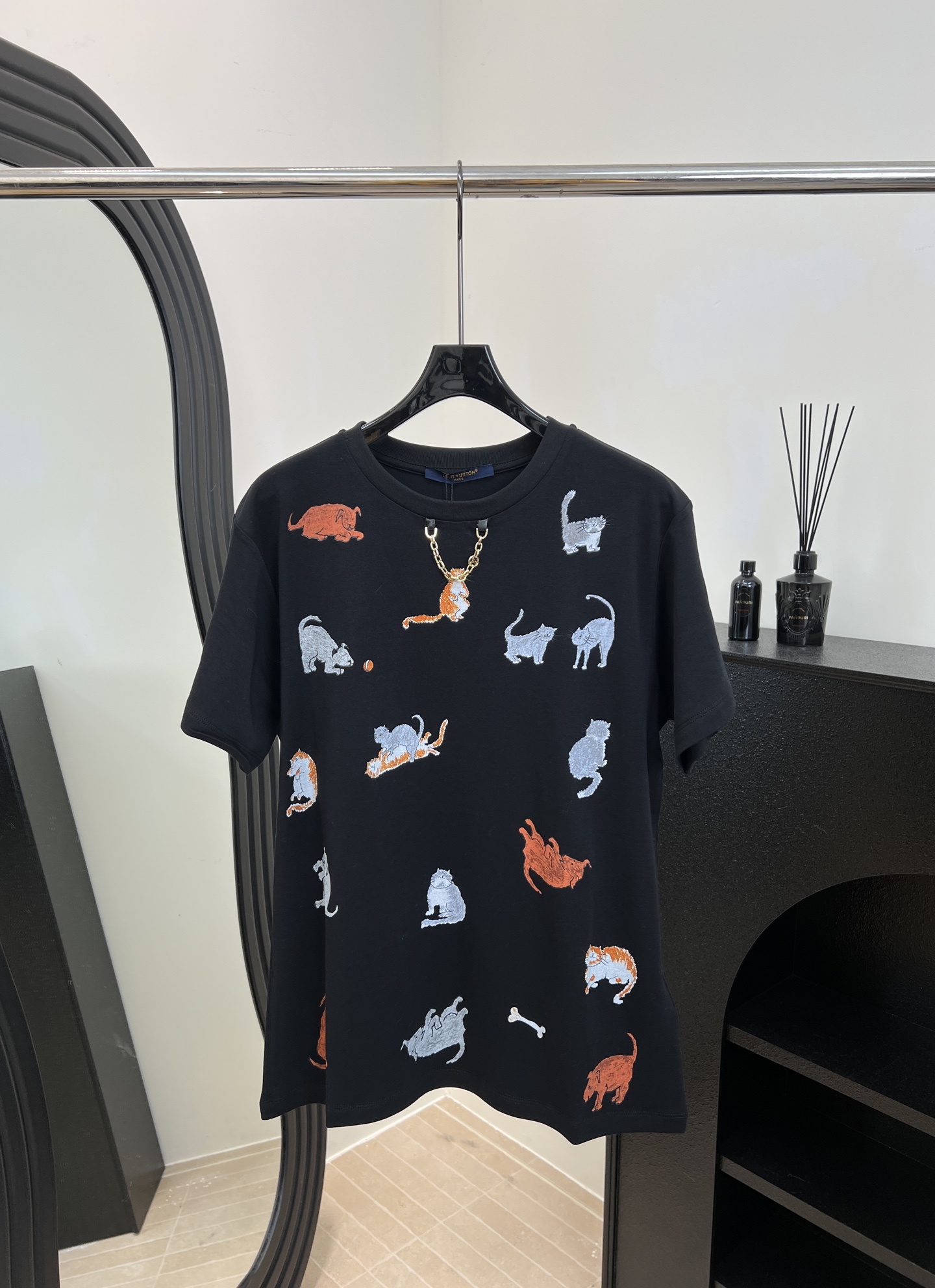 NO:590517,LouisVuitton Louis' new autumn and winter cat print T-shirt, orange and gray cat pattern + chain element, pure cotton material is soft and comfortable, casual fit, size S M L,,louis vuitton,louis vuitton,tees,t-shirt,alexander wang19860909LouisVuitton 路易 秋冬新款 猫咪印花T恤、橙灰猫咪图案+链条元素、纯棉材质柔软舒适、休闲版型 码数S M L,,louis vuitton,louis vuitton,tees，t-shirt,alexander wang,Women's clothing