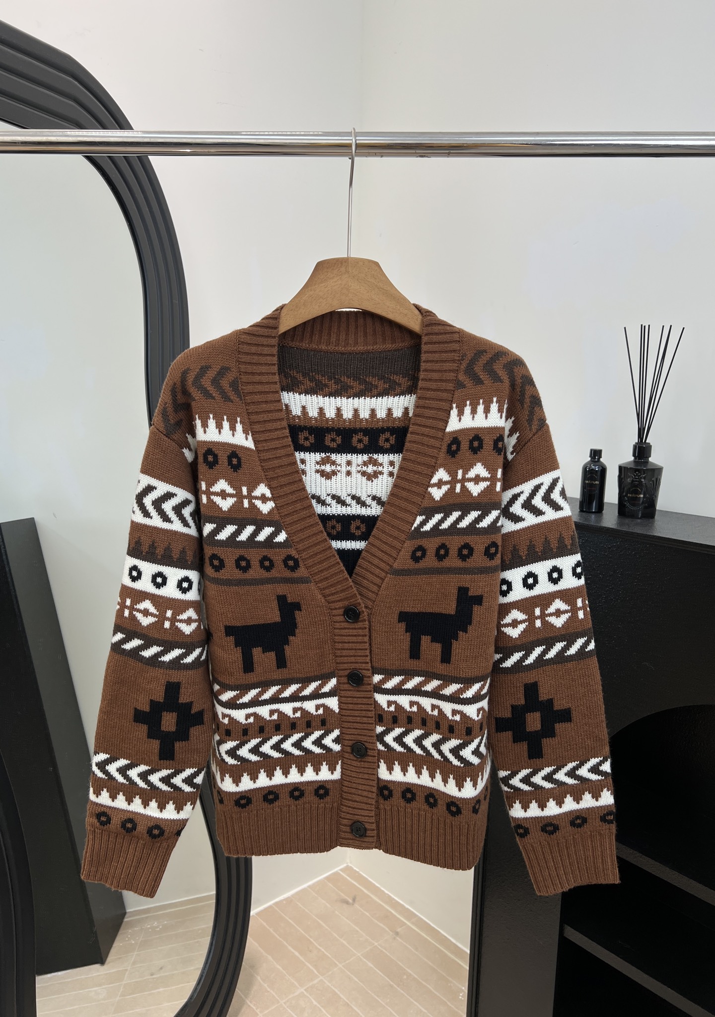 NO:576535,Max Mara's new autumn and winter jacquard knitted cardigan, wool blend material is soft and comfortable, retro jacquard pattern + deer-shaped embroidery, British college style, casual fit, size S M L,,alexander wang19860909Max Mara 秋冬新款 提花针织开衫、羊毛混纺材质柔软舒适、复古提花图案+鹿形刺绣、英伦学院风、休闲版型 码数S M L,,alexander wang,Women's clothing