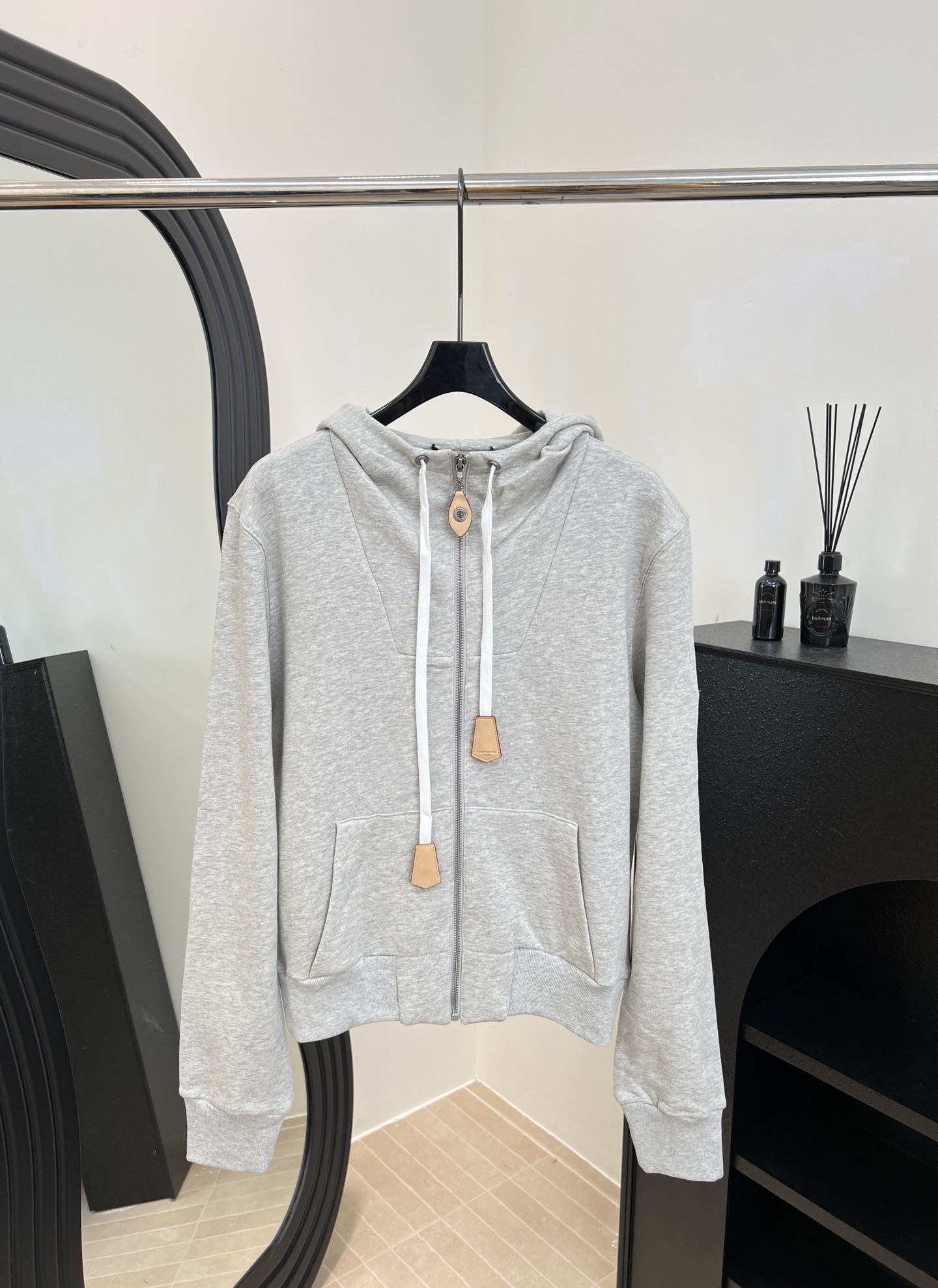 NO:591975,LouisVuitton Louis' new autumn and winter hooded zipper sweatshirt, simple design, low-key leather tag, hooded drawstring front pocket, casual fit, size S M L,,louis vuitton,louis vuitton,hoodie,sweatshirts,hats,alexander wang19860909LouisVuitton 路易 秋冬新款 连帽拉链卫衣、简约设计低调皮革吊牌、连帽抽绳前置口袋、休闲版型 码数S M L,,louis vuitton,louis vuitton,hoodie,sweatshirts,hats,alexander wang,Women's clothing