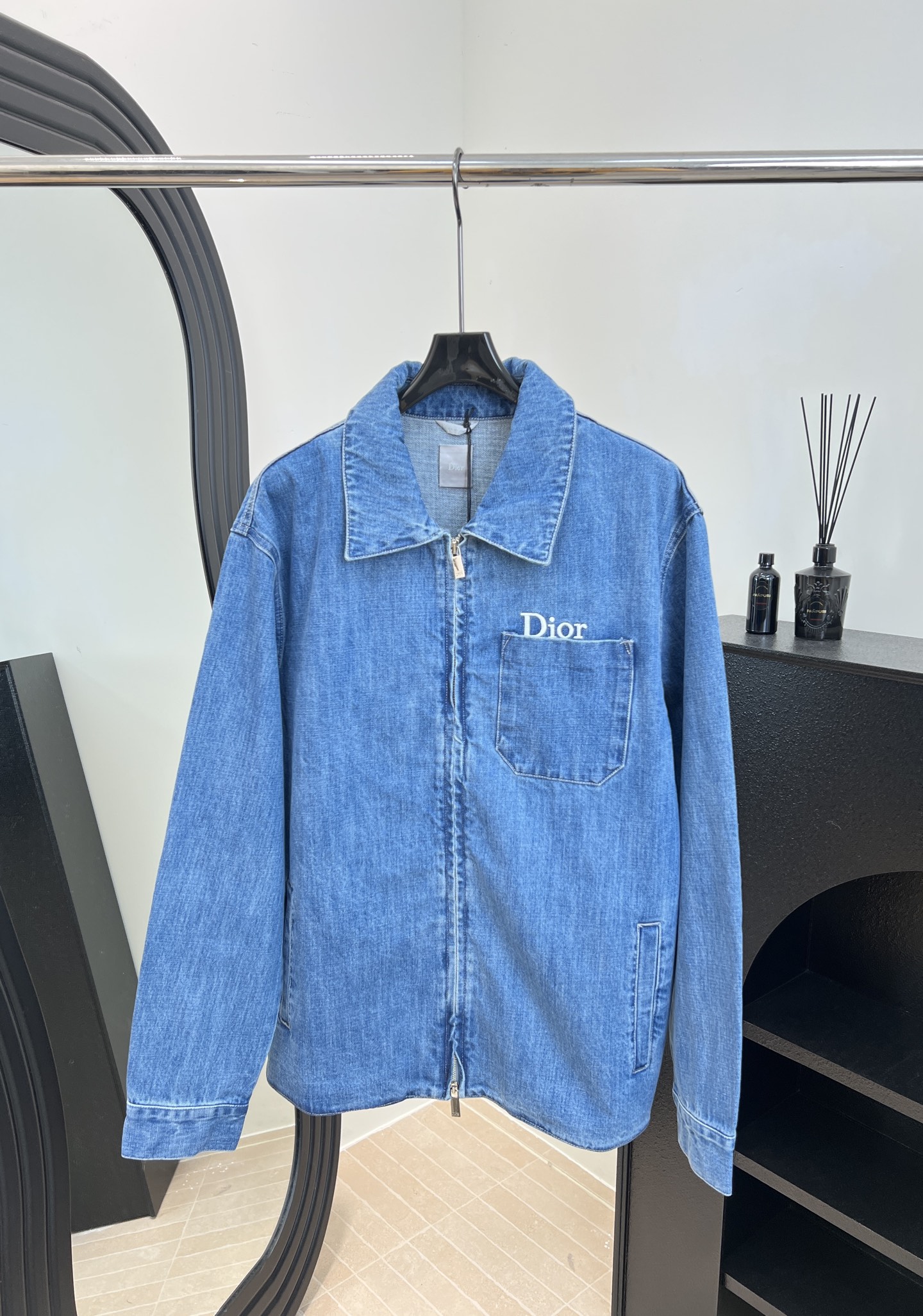 NO:590507,Dior's new autumn and winter denim work jacket, classic lapel zipper design, Dior embroidery on the chest, heavy washed blue fabric, casual fit, size S M L,, dior, jackets & coats, alexander wang19860909Dior 秋冬新款 牛仔工装夹克、经典翻领拉链设计胸前Dior刺绣、重工水洗蓝色面料、休闲版型 码数S M L,,dior,jackets & coats,alexander wang,Women's clothing