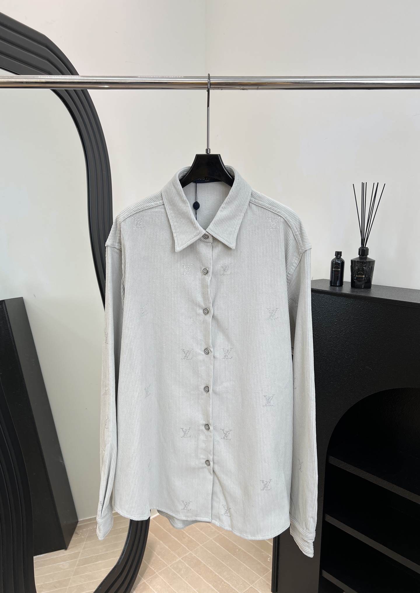 NO:576529,LouisVuitton Louis' new autumn and winter Monogram striped shirt, classic light gray + delicate vertical stripes, body embellished with diamonds and LV logo, casual fit, same style for men and women, size S M L,, louis vuitton, louis vuitton, louis vuitton, shirts, alexander wang19860909LouisVuitton 路易 秋冬新款 Monogram条纹衬衫、经典浅灰色+细腻竖条纹、衣身烫钻点缀LV标志、休闲版型,男女同款 码数S M L,,louis vuitton,louis vuitton,louis vuitton,shirts,alexander wang,Women's clothing