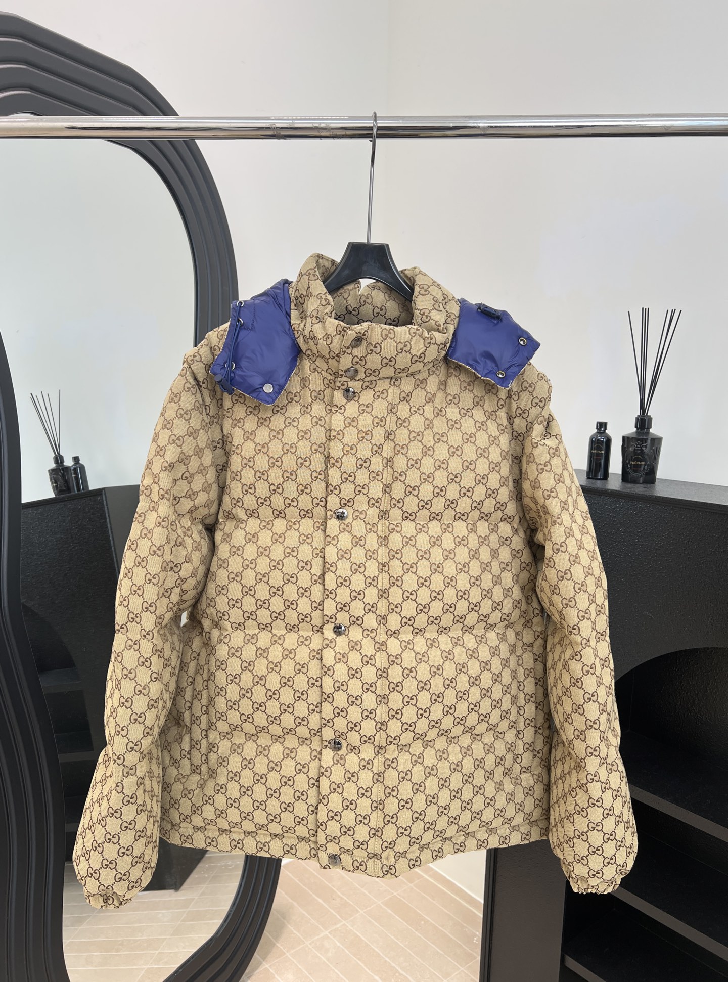 NO:591957,Comes with dust bag Gucci new style for autumn and winter. Sleeves can be detached into a vest. Customized canvas long-sleeved hooded down jacket, all-over classic interlocking double G jacquard elastic belt cuffs, elastic drawstring design on the hem hood, custom blue silk lining, detachable hood design, slightly loose fit. Same size for men and women. Size S M L XL,,gucci,down jacket,hats,alexander wang19860909配防尘袋 Gucci 秋冬新款 衣袖可拆卸成马甲定制帆布长袖连帽羽绒服、满身经典互扣双G提花松紧带衣袖口、下摆风帽弹力抽绳设计、定制蓝色丝质内里里布、可拆卸连帽设计、微宽松版型 男女同款 码数S M L XL,,gucci,down jacket,hats,alexander wang,Women's clothing