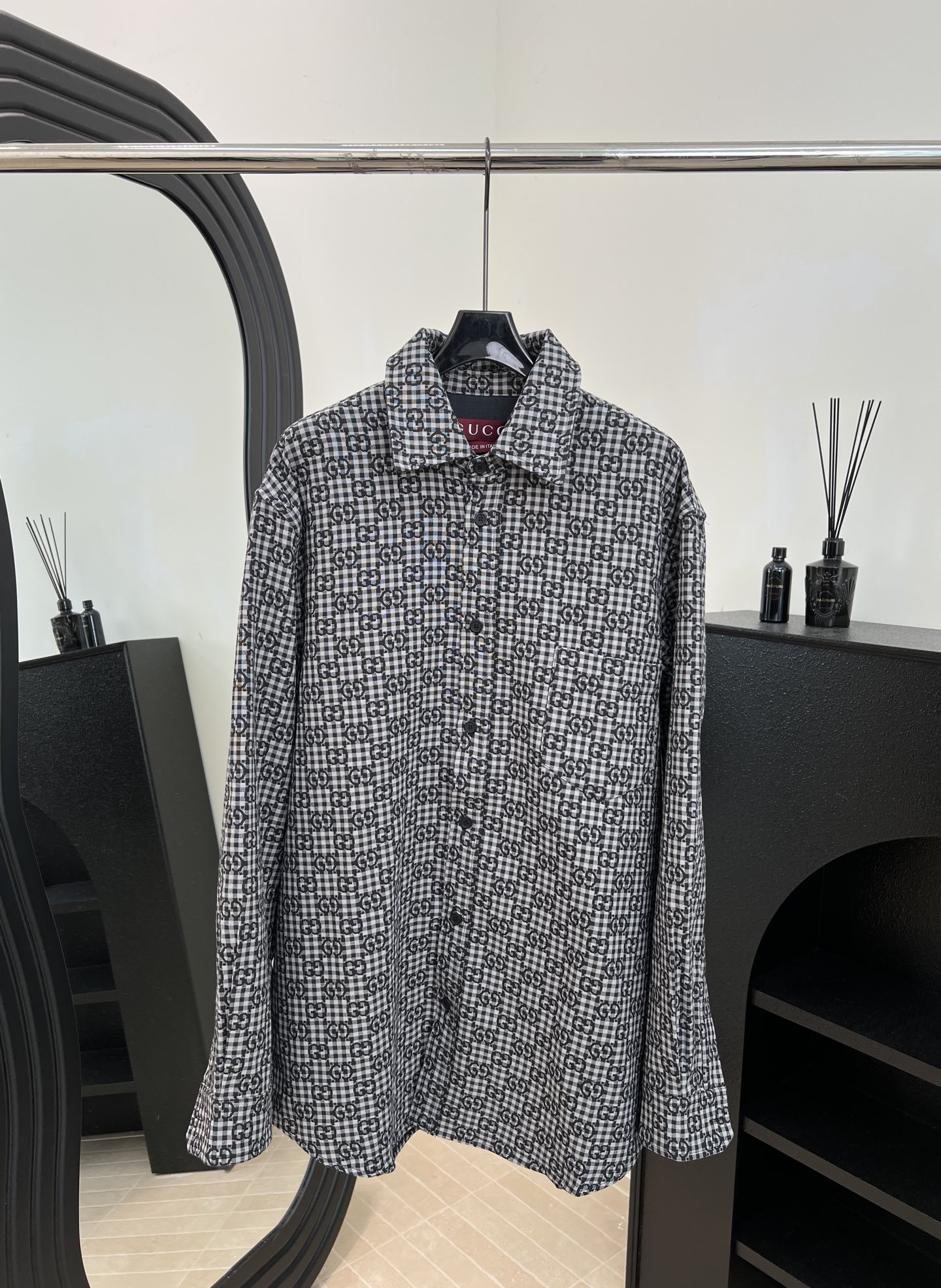 NO:591960,Gucci's new autumn and winter style, fine plaid long-sleeved lapel shirt, custom all-over double G jacquard fabric, high-quality plaid tailoring, front button placket, cotton peak collar design, front chest patch pocket, same color jacquard effect inside, slightly loose fit, same size for men and women, size S M L XL,,gucci,shirts,alexander wang19860909Gucci 秋冬新款 细格纹长袖翻领衬衫、定制满身双G提花面料、高品质对格剪裁正面纽扣门襟、棉布尖领衣领设计前胸贴布口袋 、内里同色提花效果、微宽松版型 男女同款 码数S M L XL,,gucci,shirts,alexander wang,Women's clothing