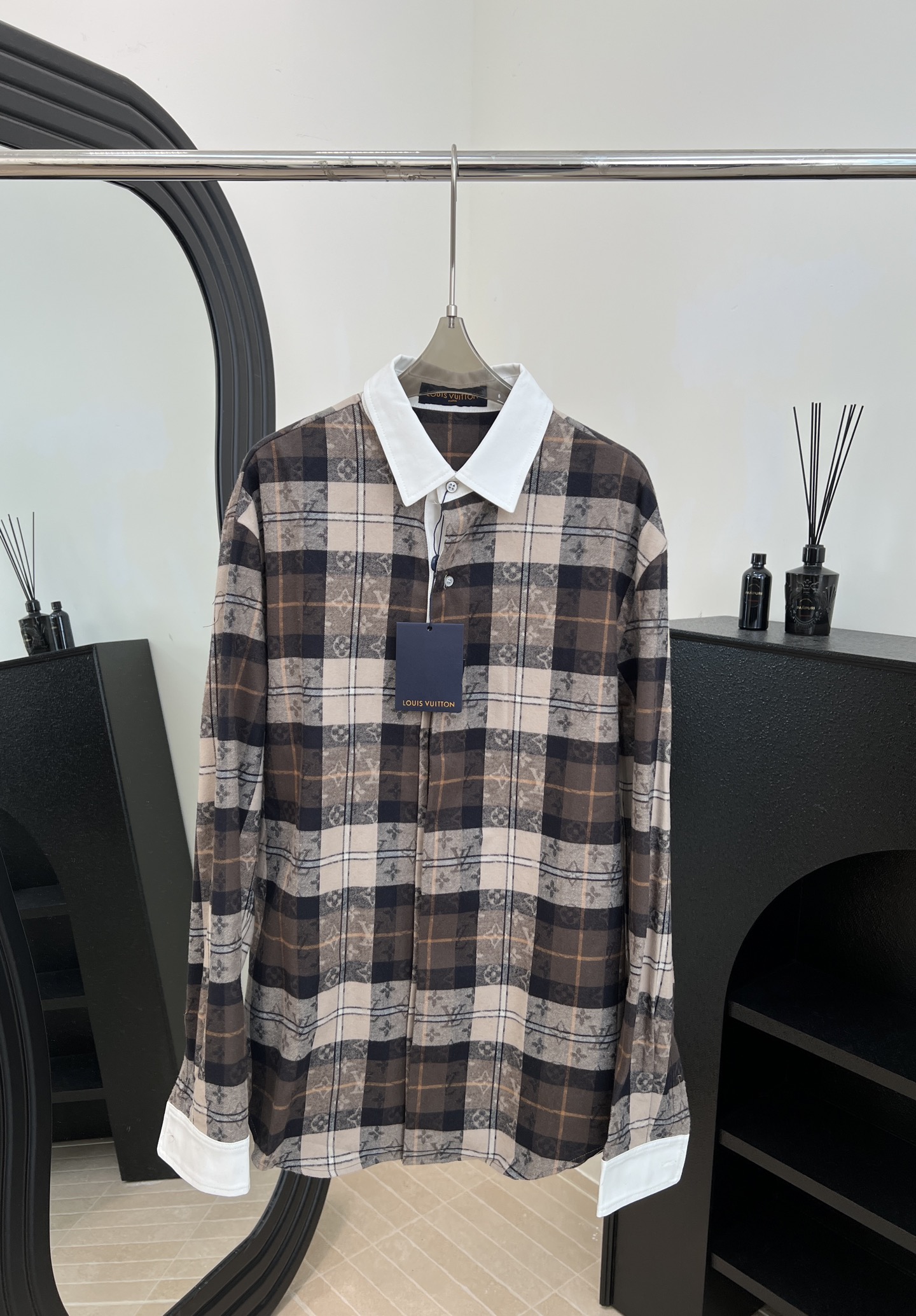 NO:591961,LouisVuitton Louis Vuitton's new autumn and winter style, lapel long-sleeved plaid shirt, soft cotton flannel fabric, rugby polo shirt shape, Monogram plaid jacquard in autumn tones, pearlescent buttons on the collar, hidden button front showing half placket effect and woven logo patch, casual style, same size for men and women, size S M L XL,, louis vuitton, louis vuitton, alexander wang19860909LouisVuitton 路易 秋冬新款 翻领长袖格纹衬衣、柔软棉质法兰绒面料、橄榄球马球衫造型、以秋日色调烘托 Monogram 格纹提花、领口点缀珠光纽扣、暗扣前襟呈现半开襟效果和织标识贴饰、休闲款式、男女同款 码数S M L XL,,louis vuitton,louis vuitton,alexander wang,Women's clothing