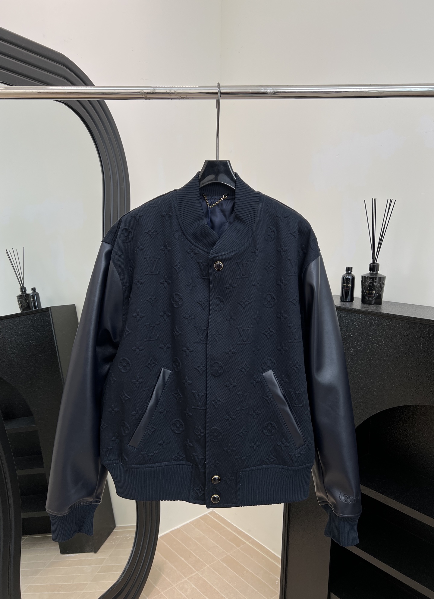 NO:578507,Men's LouisVuitton Louis Vuitton new autumn and winter embossed denim baseball jacket, all-over Monogram embossed effect, glossy leather sleeves and quilted lining, 3D Louis Vuitton logo embossed light on the left cuff, ribbed cuffs, hem and collar Hidden snap buttons on the front, collar and hem with exposed buttons, selvage pockets, casual fit Size S M L XL,, louis vuitton, louis  vuitton,jackets & coats,alexander wang19860909男款LouisVuitton 路易 秋冬新款 压纹牛仔棒球夹克、全幅 Monogram 压纹效果、亮面皮革衣袖和绗缝内衬、3D 路易威登标识压纹点亮左侧袖口、罗纹袖口、下摆和衣领隐藏式按扣前襟、领口和下摆配有明纽扣、镶边口袋、休闲版型 码数S M L XL,,louis vuitton,louis vuitton,jackets & coats,alexander wang,Women's clothing