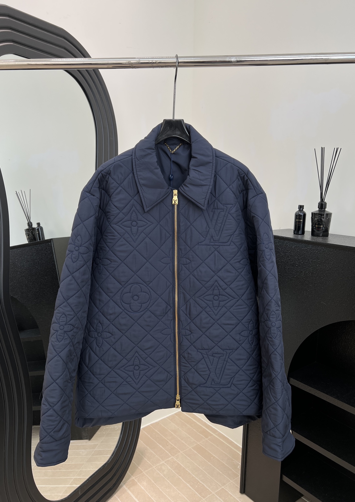 NO:606910,LouisVuitton Louis' new autumn and winter style lapel long-sleeved jacket-style cotton jacket, top-stitched quilted jacket-style shirt made of technical fabrics, Macro Monogram embroidery, lightweight padding for added warmth, two-way zipper for flexible design, snap-button cuffs two-way zipper front, selvedge pockets with hidden snap buttons, casual fit, same size for men and women, size S M L XL,, louis vuitton, louis vuitton, jackets &  coats,shirts,alexander wang19860909LouisVuitton 路易 秋冬新款 翻领长袖夹克式棉服、明线绗缝夹克式衬衫取材科技面料、以 Macro Monogram 刺绣、轻盈衬垫倍添暖意、双向拉链成就灵活设计、按扣袖口双向拉链前襟、镶边口袋,配有隐藏式按扣、休闲版型、男女同款 码数S M L XL,,louis vuitton,louis vuitton,jackets & coats,shirts,alexander wang,Women's clothing