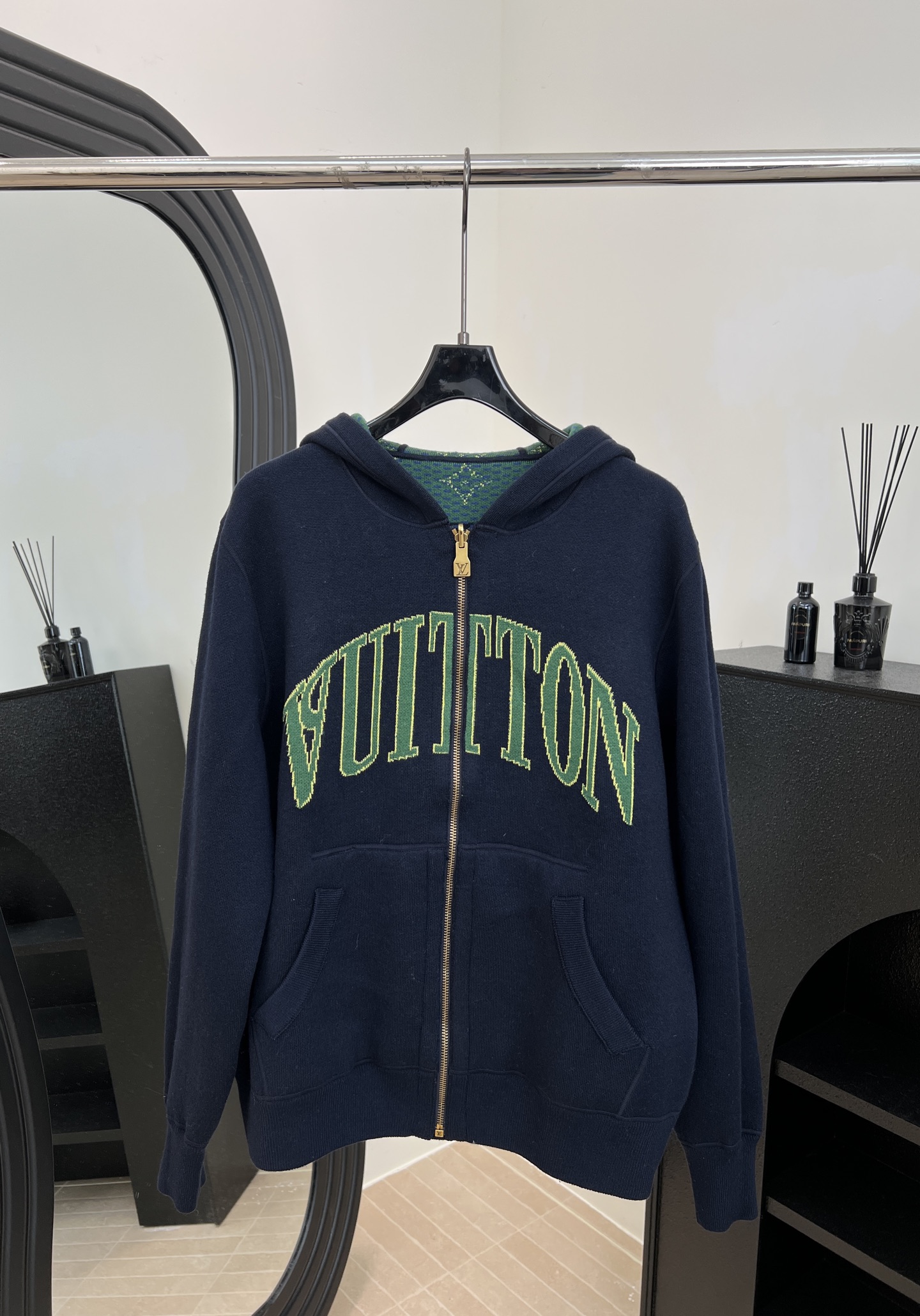 NO:591962,LouisVuitton Louis' new autumn and winter style double-sided hooded sweater, double-sided cotton and wool blended knitted fabric, the pattern side is decorated with a full jacquard logo, the plain side is decorated with an intarsia logo, both front and back are equipped with kangaroo pockets, casual fit, same style for men and women. Size S M L,,louis vuitton,louis vuitton,hats,alexander wang19860909LouisVuitton 路易 秋冬新款 双面连帽针织衫、双面棉毛混纺针织面料、图案一面饰有全幅提花标识 素净一面饰有嵌花标识、正反面均配有袋鼠口袋、休闲版型、男女同款 码数S M L,,louis vuitton,louis vuitton,hats,alexander wang,Women's clothing