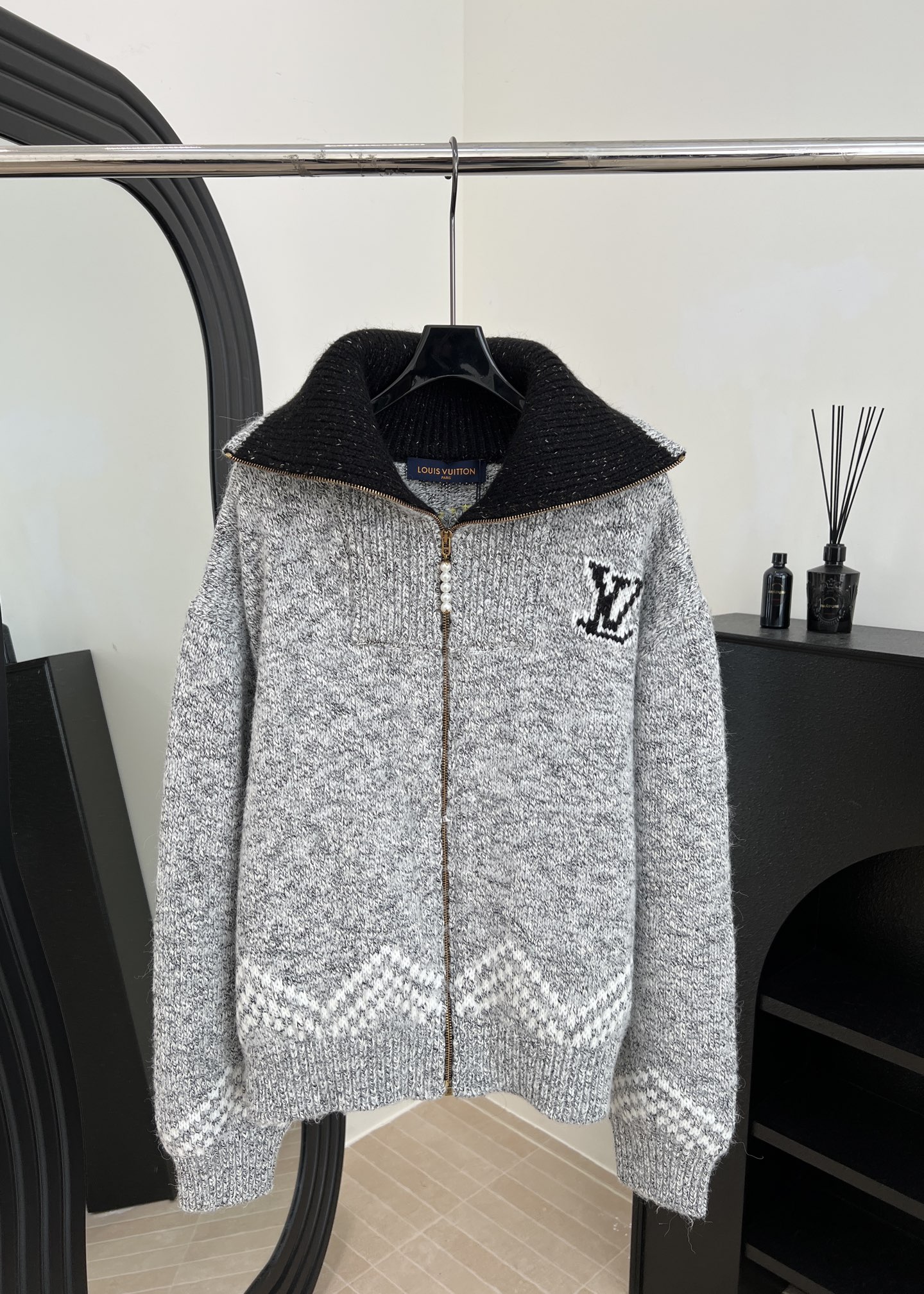 NO:591965,LouisVuitton Louis' new autumn and winter style LV x Nigo co-branded knitted cardigan, contrasting color design on the lapel to modify the face, Mount Fuji and fishing jacquard on the lake on the back, mixed color coarse wool yarn fabric, casual fit, same style for men and women, size S M L,,louis vuitton,louis vuitton,louis vuitton,alexander wang19860909LouisVuitton 路易 秋冬新款 LV x Nigo联名针织开衫、翻领撞色设计修饰脸型、背后富士山和湖上钓鱼提花、混色粗毛纱面料、休闲版型、男女同款 码数S M L,,louis vuitton,louis vuitton,louis vuitton,alexander wang,Women's clothing