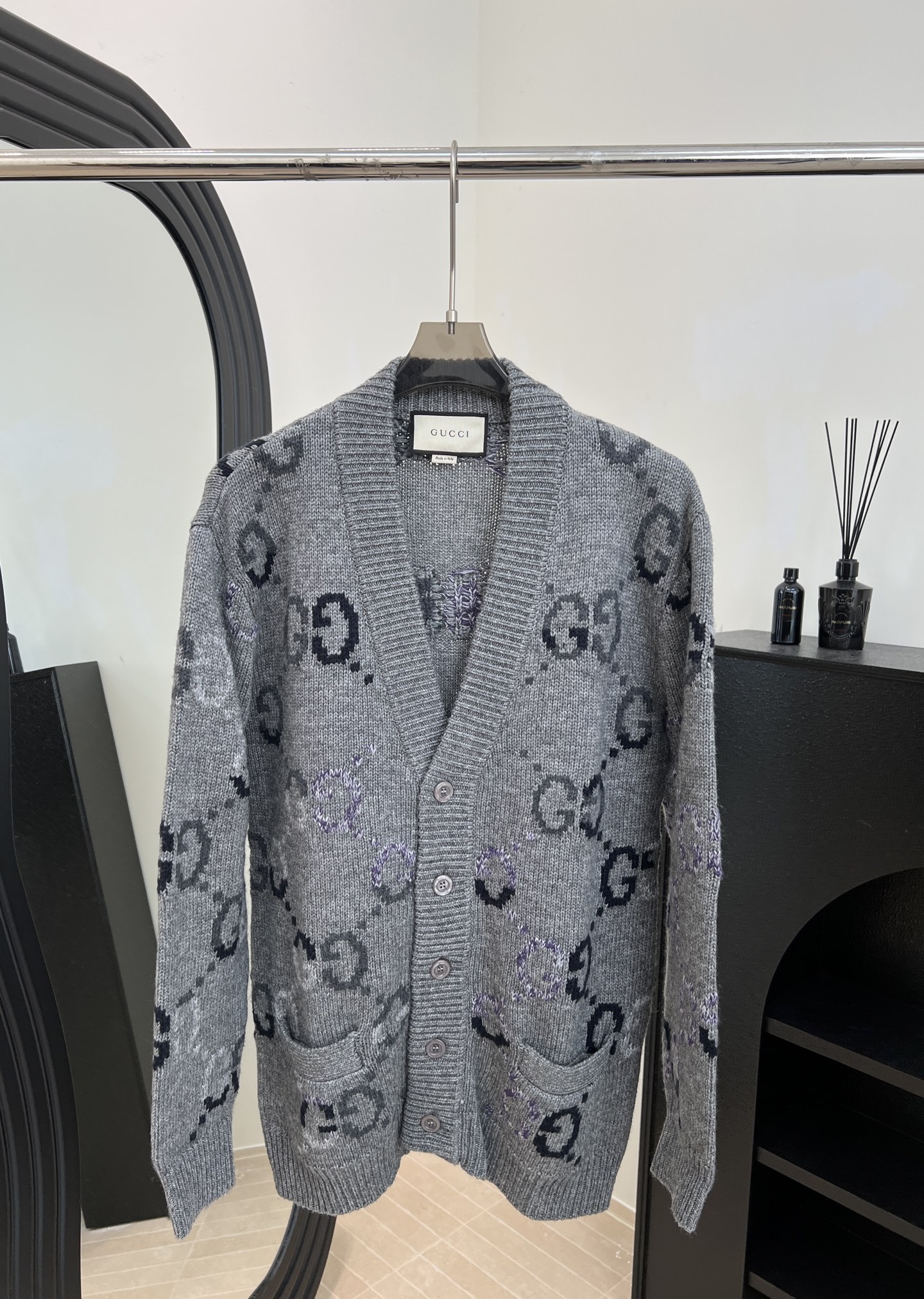 NO:591968,Gucci's new autumn and winter GG intarsia knitted cardigan, made of wool blended fabric, button closure and ribbed piping GG embroidery, V-shaped neckline, loose fit, same size for men and women, size S M L,,gucci,alexander wang19860909Gucci 秋冬新款 GG嵌花针织开衫、采用羊毛混纺面料、纽扣开合和罗纹滚边GG刺绣、V型领口 、宽松版型、男女同款 码数S M L,,gucci,alexander wang,Women's clothing