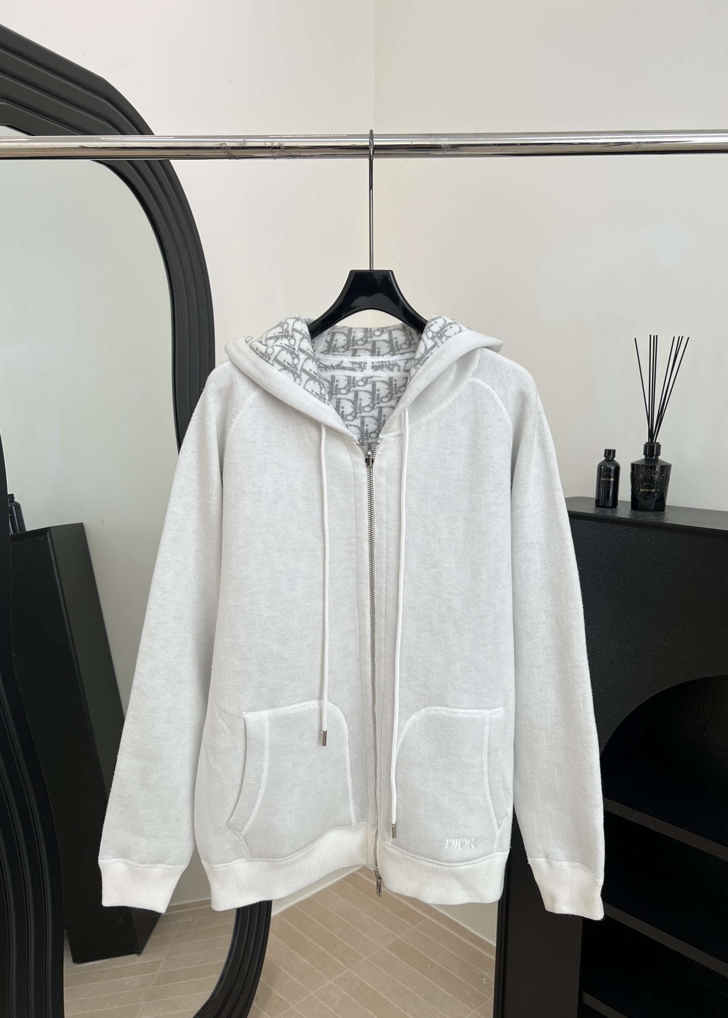 NO:591974,Dior's new autumn and winter double-sided cashmere hooded jacket, one side is lined with classic Oblique presbyopia, and one side is solid color. Hood + zipper design, casual fit, same style for men and women. Size S M L,, dior, jackets & coats, hats, alexander wang19860909Dior 秋冬新款 双面羊绒连帽夹克、一面内里是经典Oblique老花,一面纯色 连帽+拉链设计、休闲版型、男女同款 码数S M L,,dior,jackets & coats,hats,alexander wang,Women's clothing