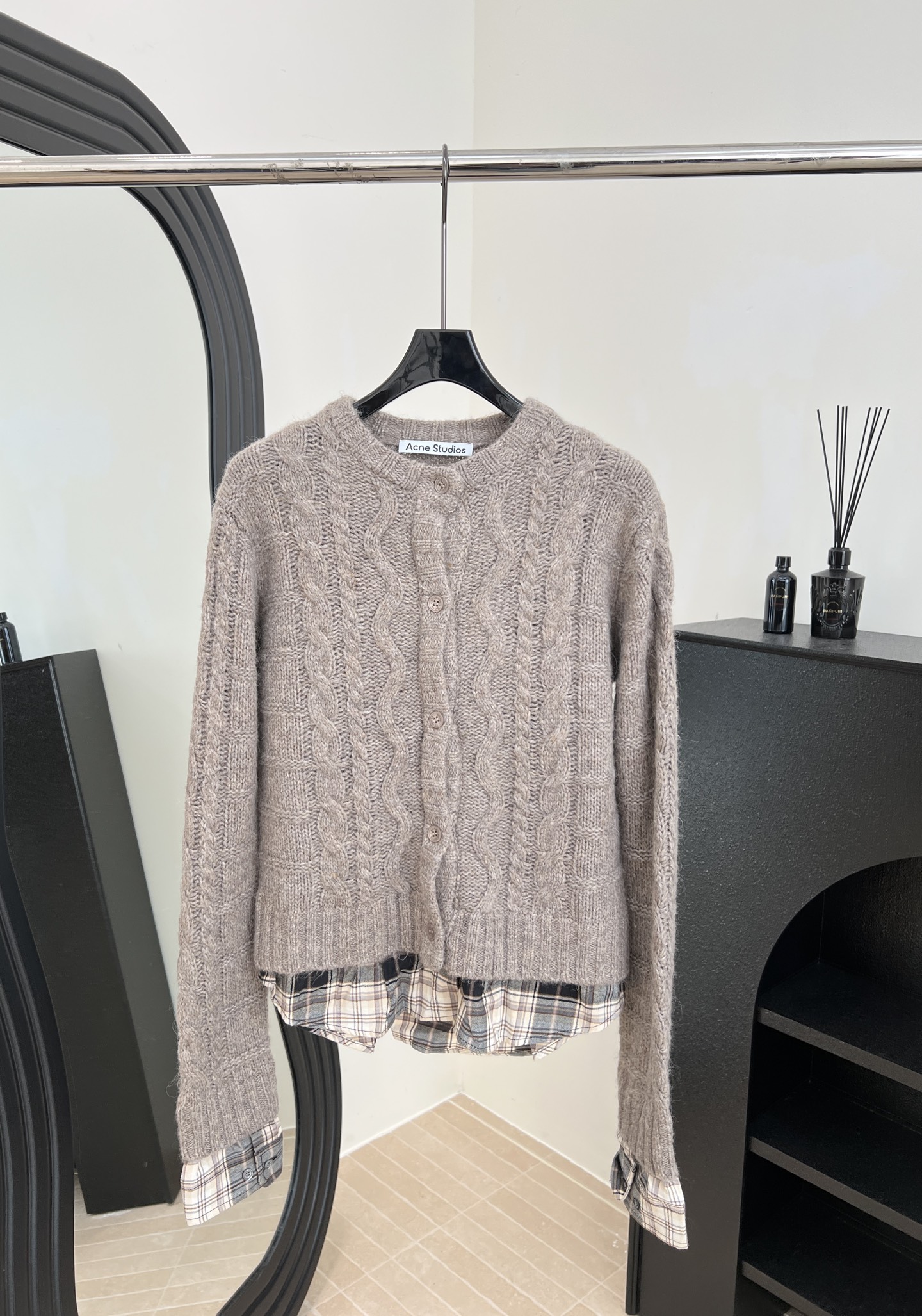 NO:577735,Acne Studios autumn and winter new style fake two-piece knitted cardigan, 31 alpaca + 31 yak hair mixed with nylon and cotton fabrics, cable texture plaid splicing, casual fit size S M L,,acne studios,dior,alexander wang19860909Acne Studios 秋冬新款 假两件针织开衫、31羊驼毛+31牦牛毛混搭尼龙和棉面料、绞花纹理格纹拼接、休闲版型 码数S M L,,acne studios,dior,alexander wang,Women's clothing