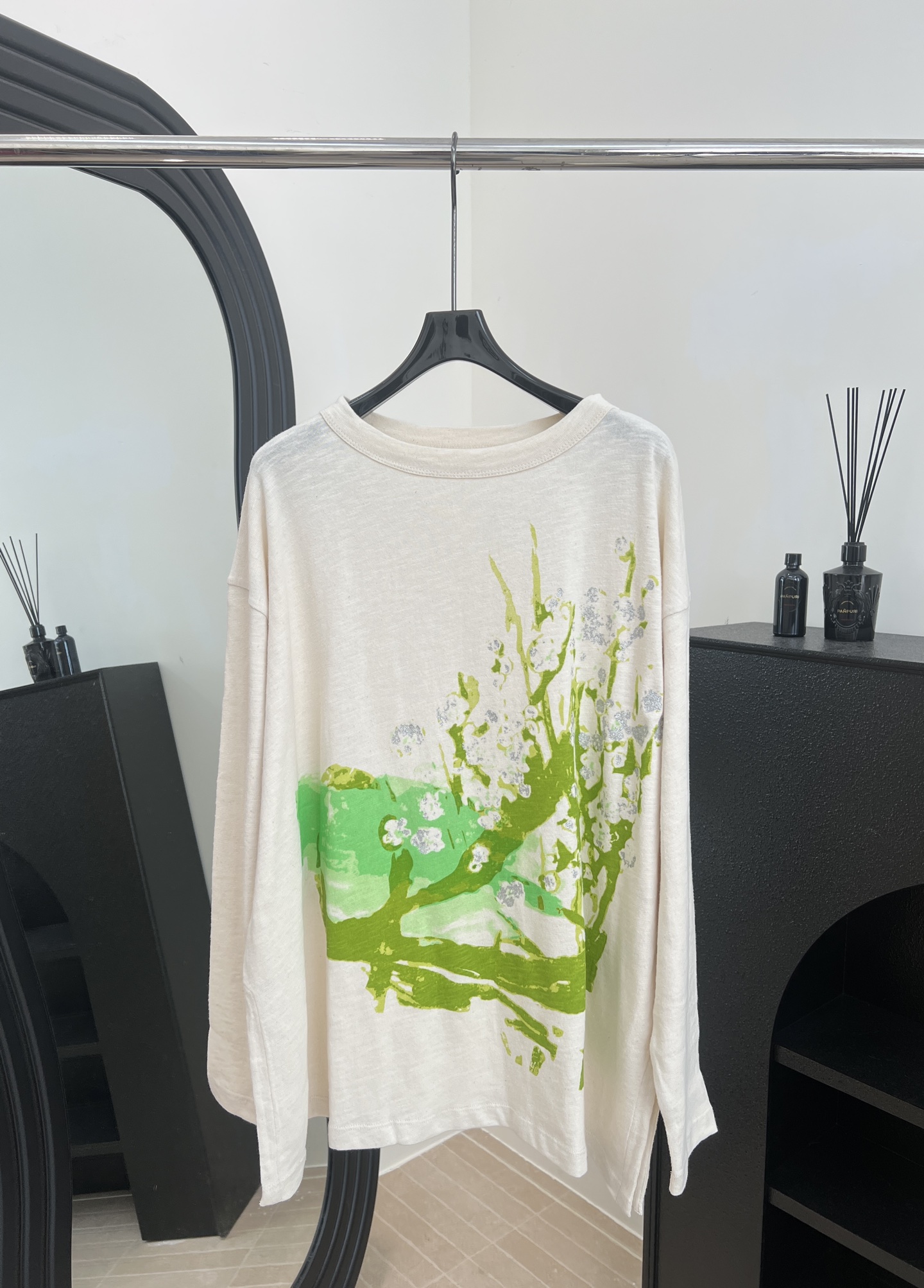 NO:605303,45R new autumn and winter style, side slit plum blossom tree printed long-sleeved T-shirt, simple round neck design, classic and easy to match, painting of a blooming plum blossom tree, casual fit, one size fits all, tees, t-shirt, alexander wang1986090945R 秋冬新款 侧开叉梅花树印花长袖T恤、简约圆领设计、经典易搭配、绘画一棵盛开的梅花树、休闲版型 均码,,tees，t-shirt,alexander wang,Women's clothing