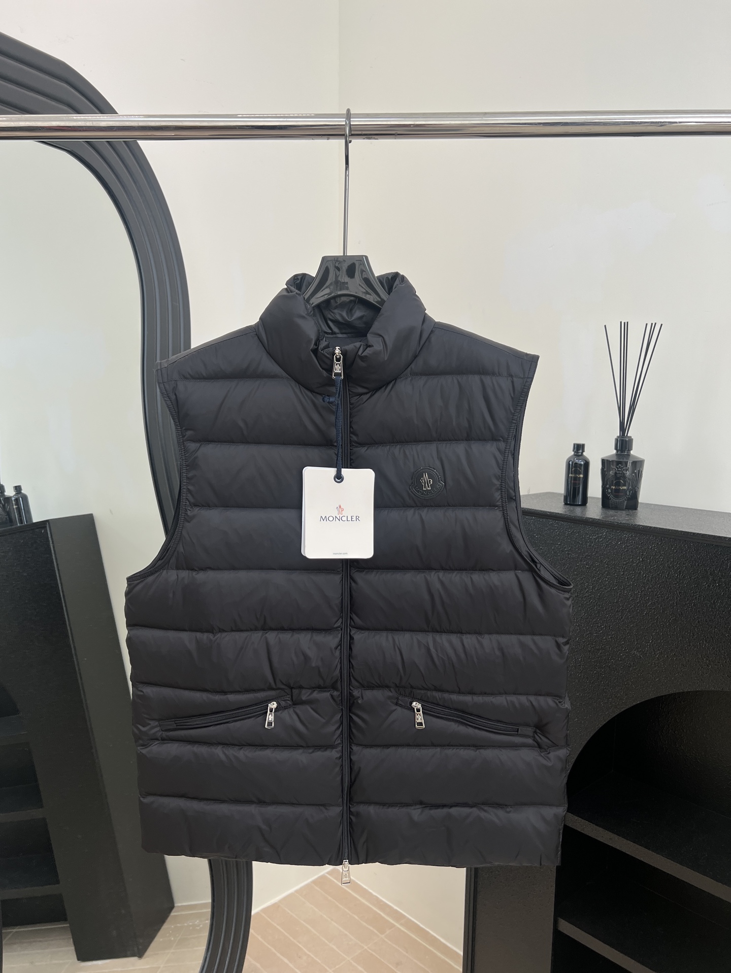 NO:606114,Comes with dust bag, Moncler's new fall and winter style, nylon down vest with stand-up collar, black windproof silk fabric, black round leather patch on the chest embellished with brand logo, zipper fly, symmetrical zipper pockets at the hem, casual style, suitable for both men and women, size S M L XL XXL,, down jacket, alexander wang19860909配防尘袋 Moncler 秋冬新款 立领设计尼龙羽绒马甲、黑色防风丝质面料、前胸黑色圆形皮牌点缀品牌标、拉链开合门襟、下摆对称拉链口袋、休闲款式不挑人穿、男女同款 码数S M L XL XXL,,down jacket,alexander wang,Women's clothing