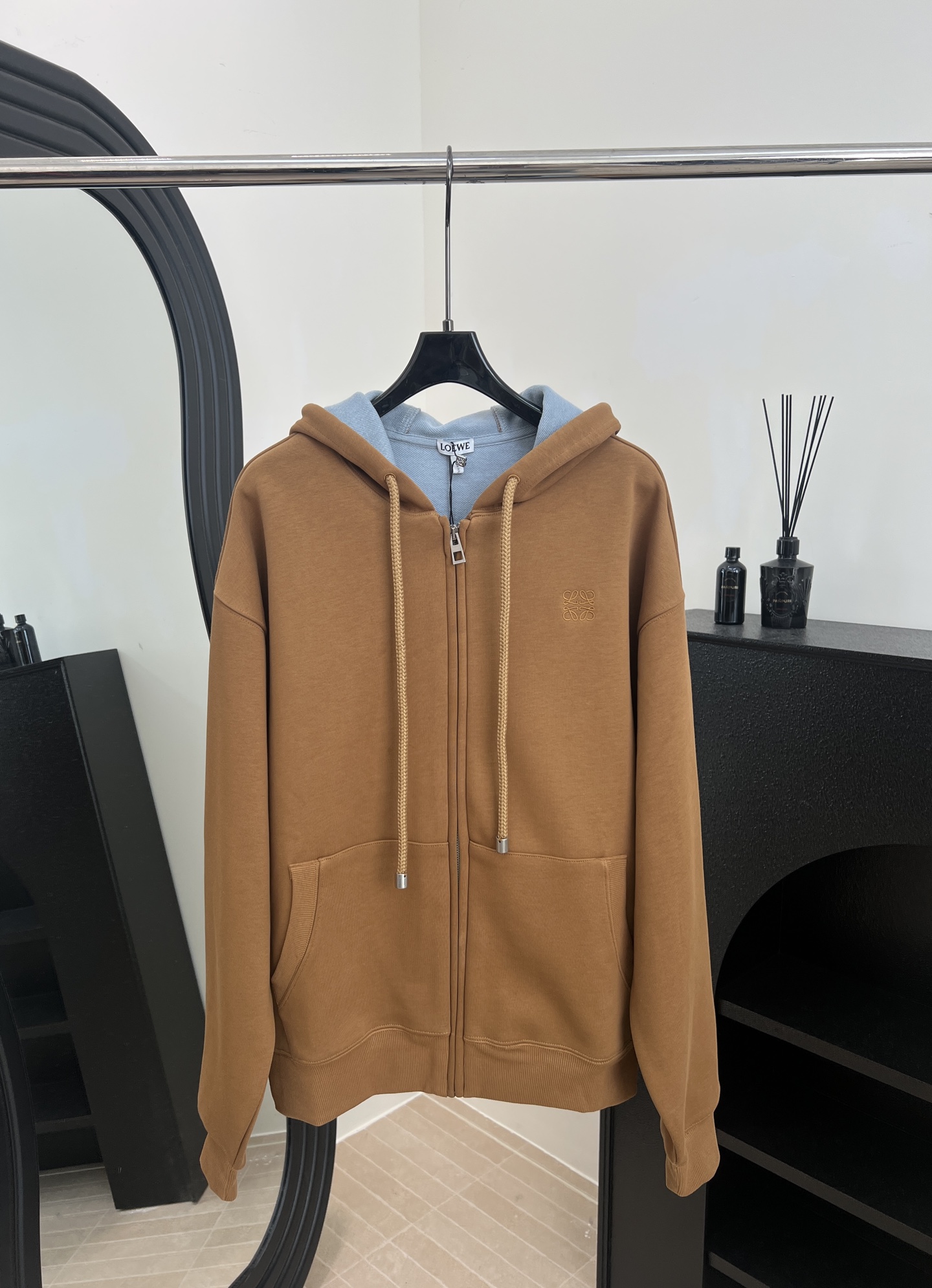 NO:606112,Loewe's new autumn and winter style brown cotton long-sleeved zipper drawstring hoodie, hooded collar with front zipper closure, ribbed cuffs and hem, word puzzle embroidery on the chest, high-weight fabric, casual fit, same size for men and women, size S M L XL,,loewe,hats,alexander wang19860909Loewe 秋冬新款 棕色棉质长袖拉链抽绳连帽衫、连帽领正面拉链开合、罗纹袖口和下摆胸前的字谜刺绣、高克重面料、休闲版型,男女同款 码数S M L XL,,loewe,hats,alexander wang,Women's clothing