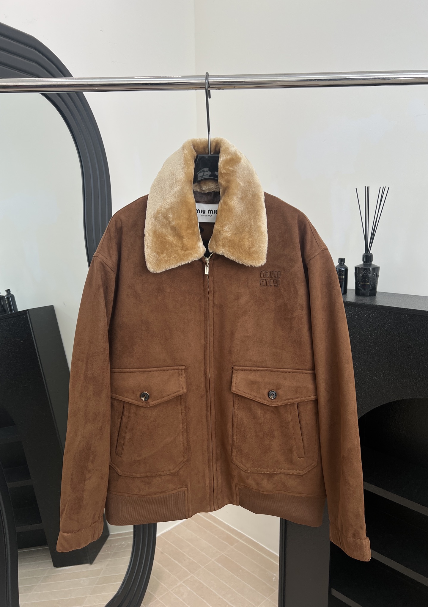 NO:606113,Miu Miu autumn and winter new style retro-style lapel cotton jacket, with retro texture, Miu Miu signature on the chest, front zipper and snap closure, casual fit, same style for men and women, size S M L XL,,miumiu,jackets & coats,alexander wang19860909Miu Miu 秋冬新款 复古风翻领棉服夹克、采用复古质感纹理、胸前Miu Miu标志性、正面拉链和按扣闭合、休闲版型,男女同款 码数S M L XL,,miumiu,jackets & coats,alexander wang,Women's clothing