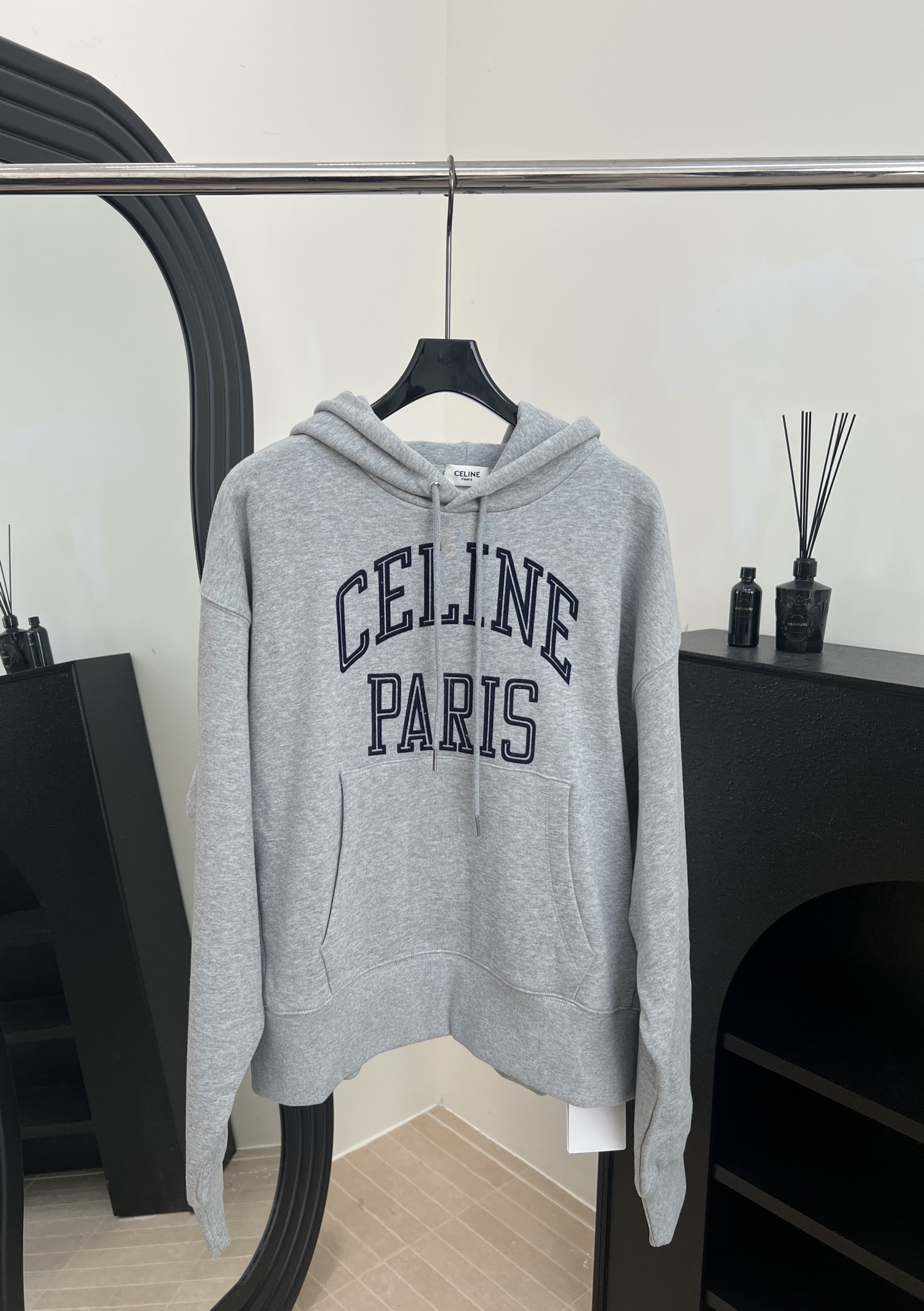 NO:605309,Celine's new fall and winter letter flocked printed hooded sweatshirt, flocked letter printed three-dimensional eye-catching, printed words with high luxury recognition, hooded drawstring with metal rope head engraved with brand details, casual fit size S M L,,celine,hoodie,sweatshirts,hats,alexander wang19860909Celine 秋冬新款 字母植绒印花连帽卫衣、植绒字母印花立体吸睛、印花字样自带高奢辨识、连帽抽绳设金属绳头镌刻品牌细节、休闲版型 码数S M L,,celine,hoodie,sweatshirts,hats,alexander wang,Women's clothing