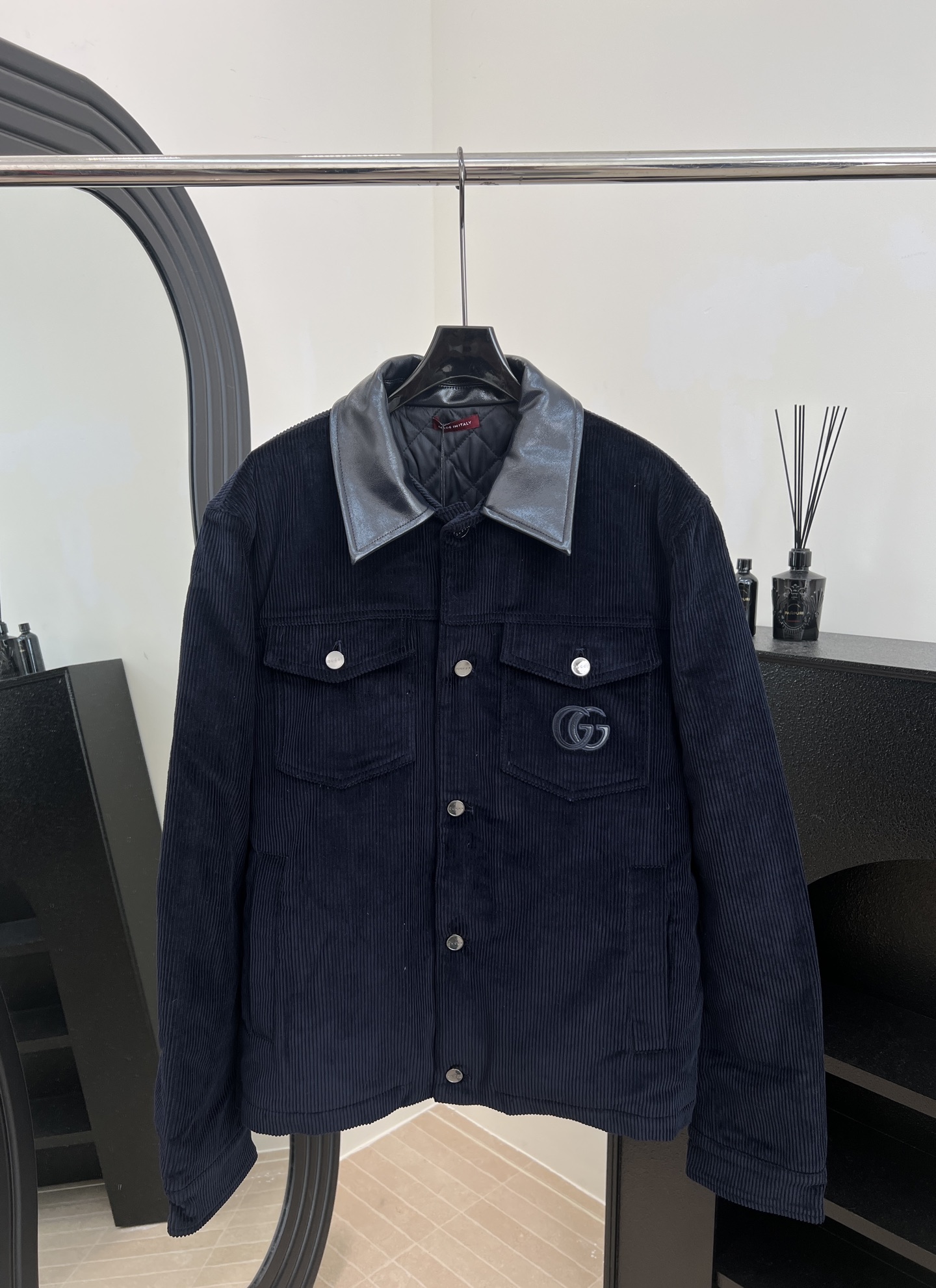 NO:606107,Gucci new autumn and winter corduroy leather lapel embroidered jacket, the collar is made of cow leather, the pockets are embellished with metal buckles, the front chest pockets are embellished with letter embroidery logo, casual fit, same style for men and women, size SMLXL,,gucci,jackets & coats,cowhide,alexander wang19860909Gucci 秋冬新款 灯芯绒皮质翻领刺绣外套、领子采用的是牛皮革、口袋点缀金属扣 前胸口袋点缀字母刺绣徽标 、休闲版型,男女同款 码数SMLXL,,gucci,jackets & coats,cowhide,alexander wang,Women's clothing