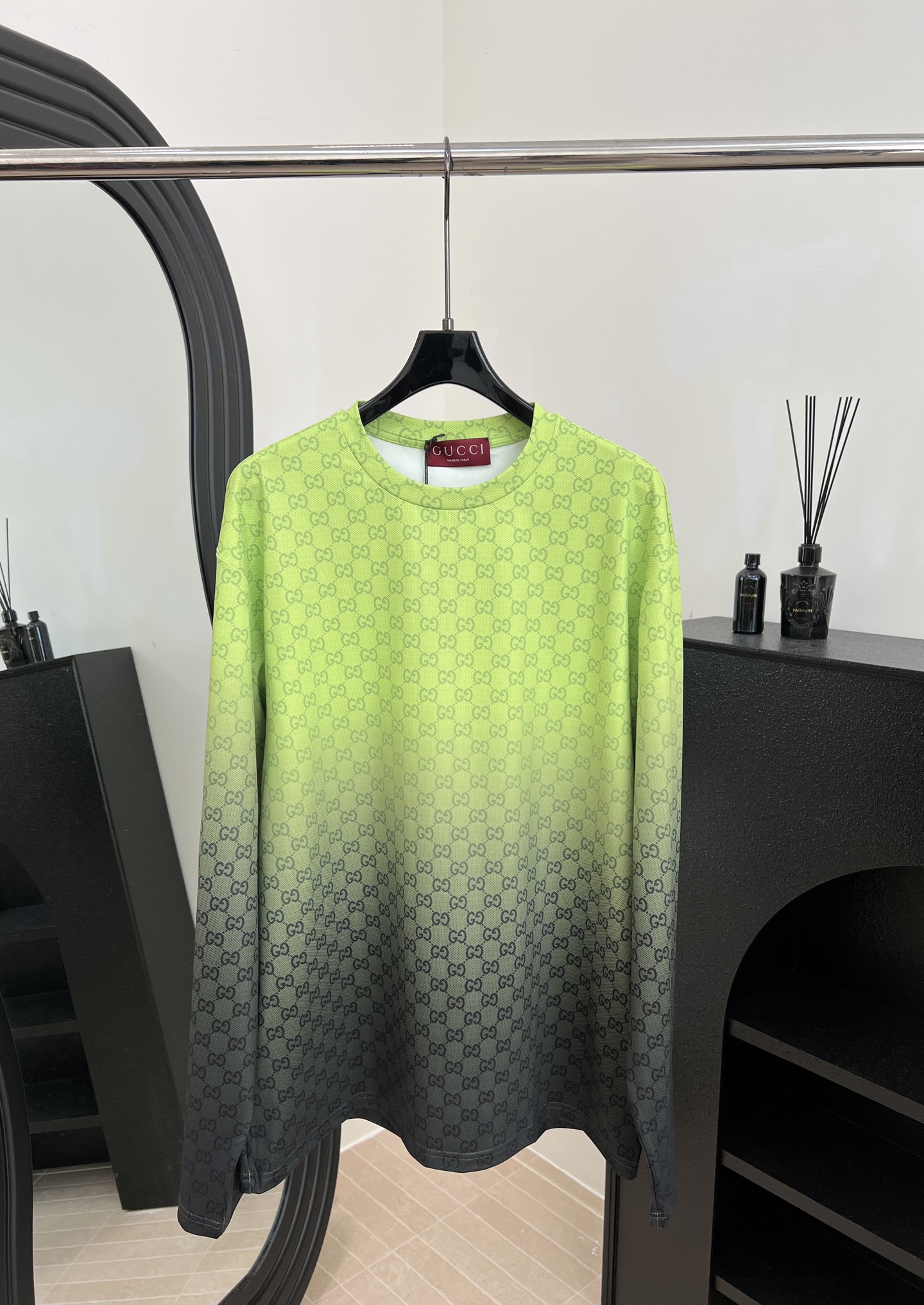 NO:606109,GUCCi autumn and winter new style, presbyopic gradient long-sleeved sweatshirt, lime green to black gradient color, embellished gradient effect all-over GG print, casual fit, same style for men and women, size S M L XL,, gucci, hoodie, sweatshirts, alexander wang19860909GUCCi 秋冬新款 老花渐变长袖卫衣、柠檬绿至黑色渐变色、缀饰渐变效果通体GG印花、休闲版型,男女同款 码数S M L XL,,gucci,hoodie,sweatshirts,alexander wang,Women's clothing