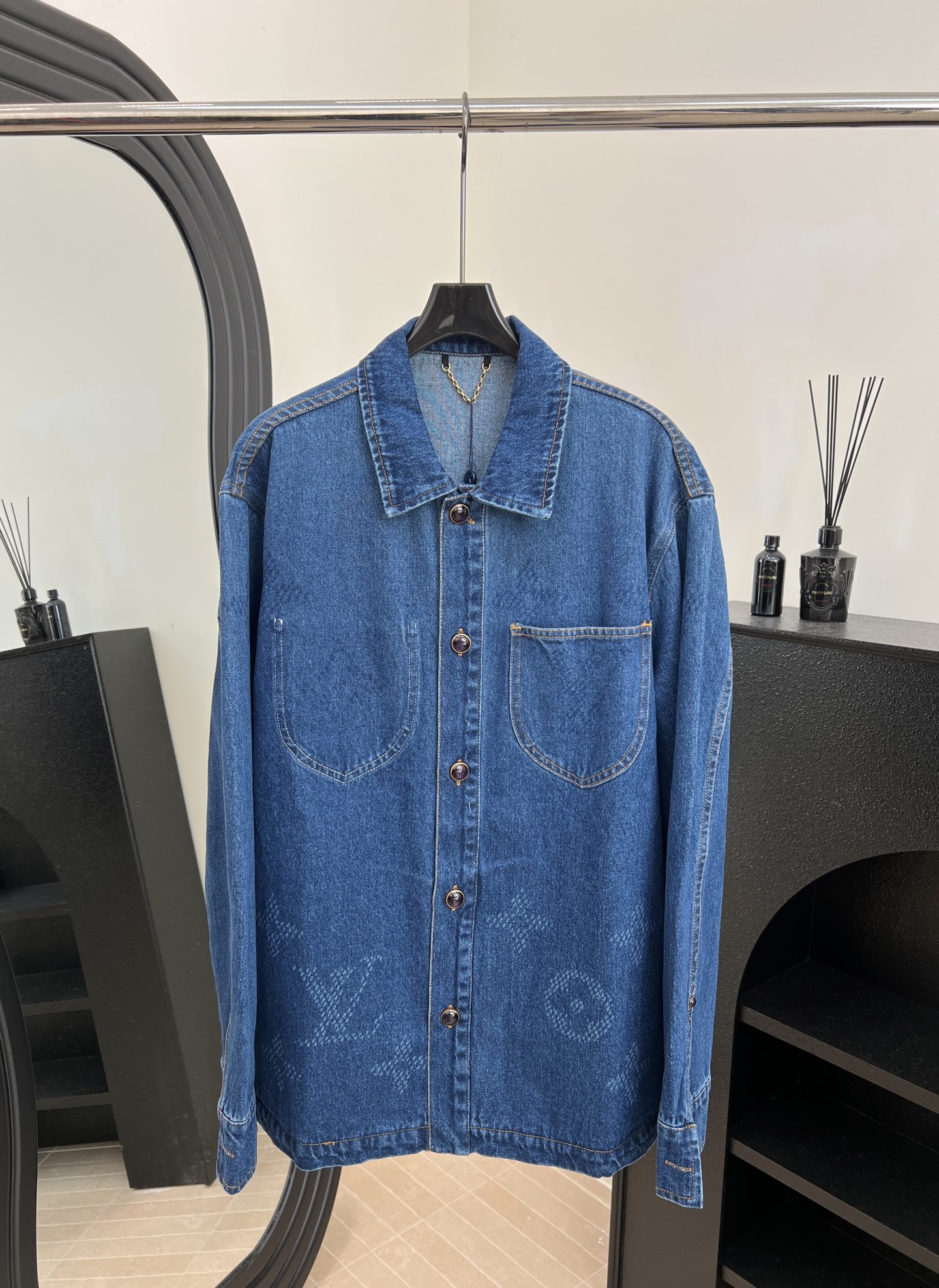 NO:606896,Men's LouisVuitton Louis Vuitton Autumn and Winter New Laser Jacquard Gradient Denim Jacket, the retro texture of washed denim, and the gradient effect Monogram Seeds pattern. One of the chest pockets has a built-in design, embossed leather patches are embellished above the back hem, casual fit, size S M L XL,, louis vuitton, louis vuitton, jackets & coats, alexander wang19860909男款LouisVuitton 路易 秋冬新款 激光提花渐变牛仔夹克、水洗牛仔的复古肌理、烘托渐变效果 Monogram Seeds 图案.胸袋之一采用内置设计、后摆上方点缀压纹皮革贴饰、休闲版型 码数S M L XL,,louis vuitton,louis vuitton,jackets & coats,alexander wang,Women's clothing