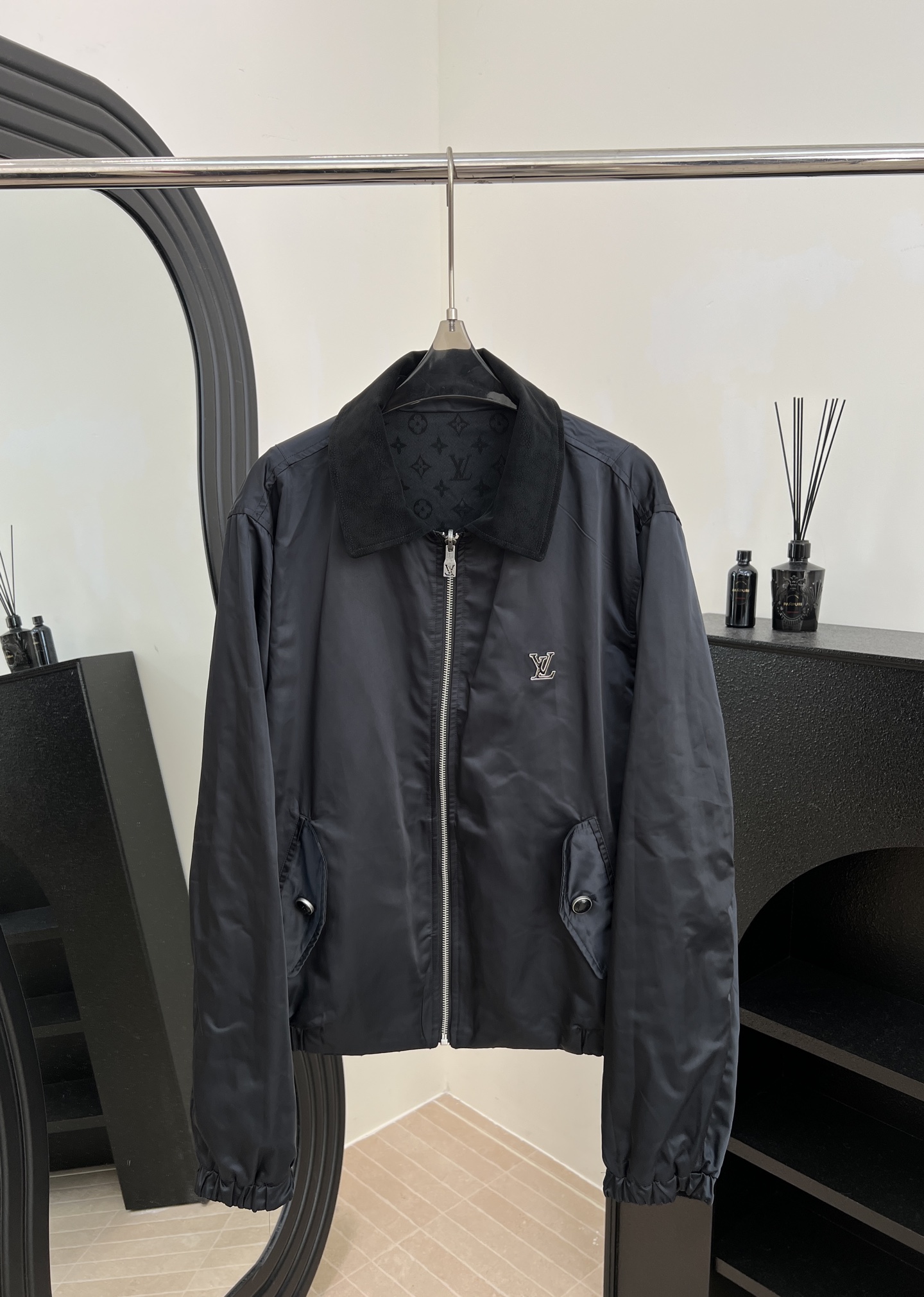 NO:606901,Men's LouisVuitton Louis Autumn and Winter New MONOGRAM Reversible Belted Jacket, Reversible Jacket is made with innovative technology, one side shows classic Monogram jacquard fabric, the jacquard side is equipped with kangaroo pocket and logo leather collar, casual fit, size S M L XL,,louis vuitton,louis vuitton,jackets & coats,alexander wang19860909男款LouisVuitton 路易 秋冬新款 MONOGRAM双面束腰夹克、双面穿夹克采用创新工艺打造、一面呈现经典Monogram提花面料、提花面配有袋鼠口袋和标识皮革衣领、休闲版型 码数S M L XL,,louis vuitton,louis vuitton,jackets & coats,alexander wang,Women's clothing
