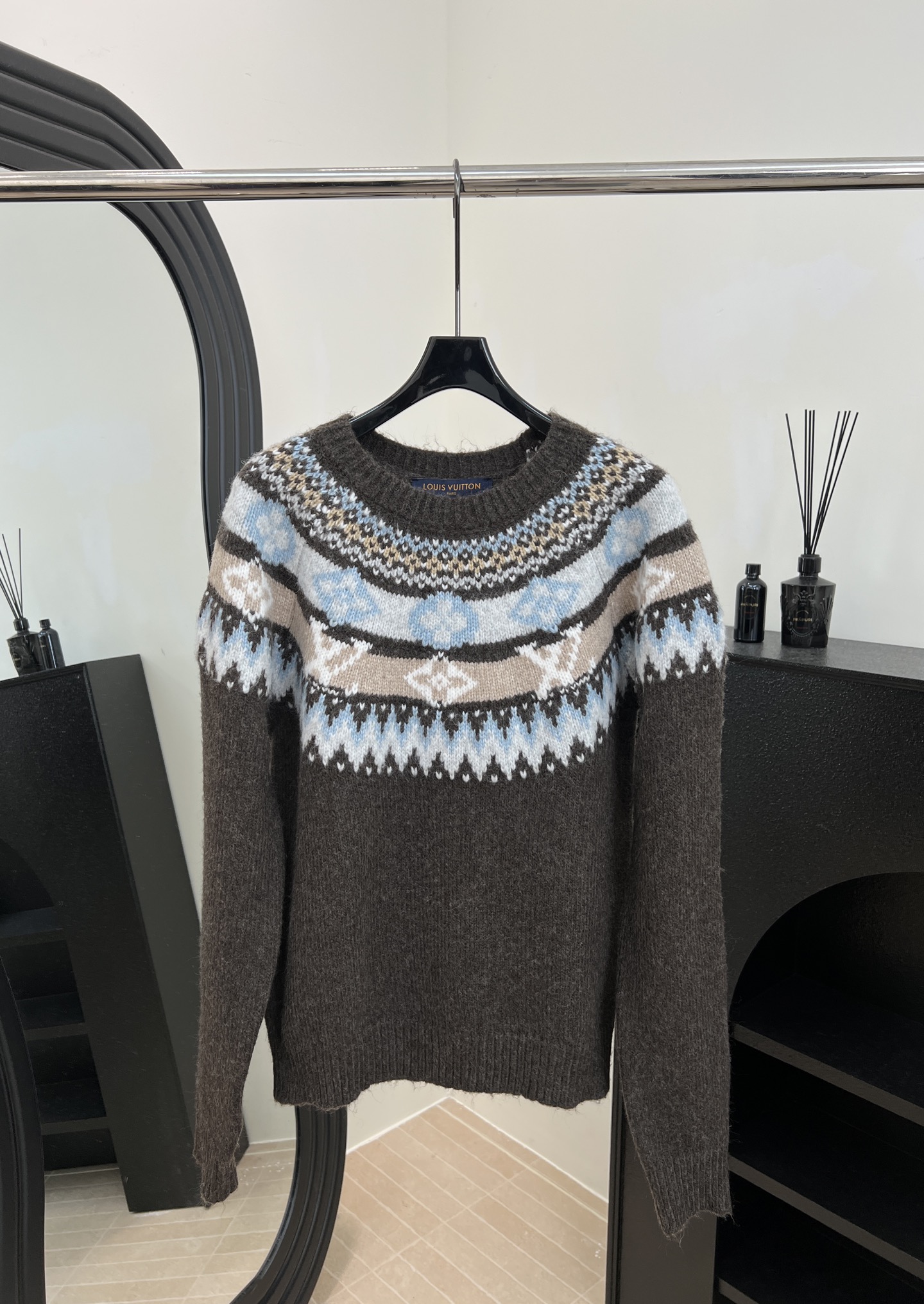 NO:606115,LouisVuitton Louis' new autumn and winter crocheted round-neck pullover sweater, the neck is embellished with Fair Isle Nordic-style crochet pattern, interspersed letter logos, collar and cuffs are threaded, casual fit, size SML,,louis vuitton,louis vuitton,sweaters,alexander wang19860909LouisVuitton 路易 秋冬新款 钩花圆领套头毛衣、环脖点缀费尔岛北欧风格的钩花图案、穿插字母徽标于其中、领口袖口螺纹包边、休闲版型 码数SML,,louis vuitton,louis vuitton,sweaters,alexander wang,Women's clothing