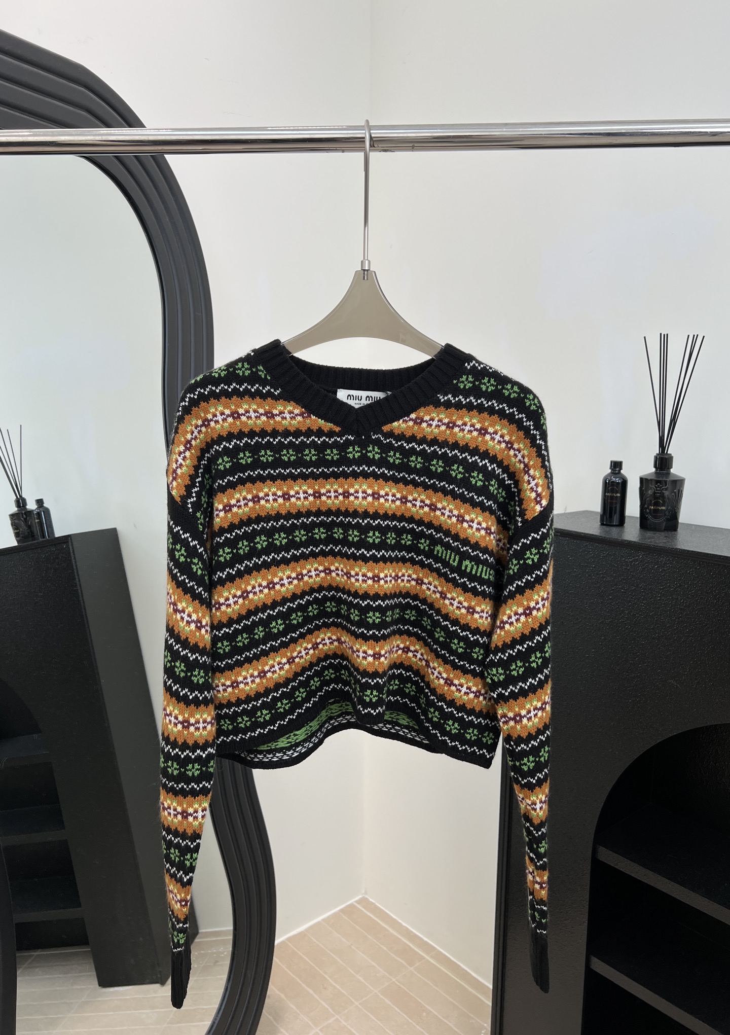 NO:606116,Miu Miu autumn and winter new style Fair Isle retro contrast jacquard knitted sweater, traced to the traditional knitting technology of Fair Isle, Scotland. The sweater uses multi-layer contrast jacquard to present retro patterns, fine floral patterns such as retro lace, casual version, size SML,,miumiu,sweaters,alexander wang19860909Miu Miu 秋冬新款 费尔岛复古撞色提花针织毛衣、溯源苏格兰费尔岛传统针织工艺、毛衣以多层撞色提花呈现复古纹样、细碎花型如复古蕾丝、休闲版型 码数SML,,miumiu,sweaters,alexander wang,Women's clothing