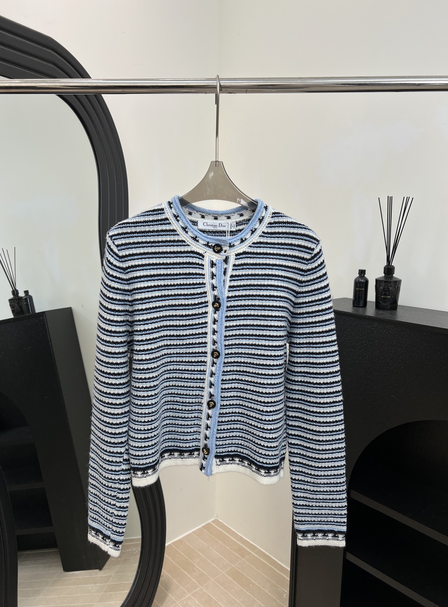 NO:606118,Dior's new autumn and winter round-neck knitted striped cardigan, the collar extends to the front stripe collision, color collision creates overlay, the iconic anchor round buckle decorates the front placket, casual fit, size S M L,,dior,alexander wang19860909Dior 秋冬新款 圆领针织条纹开衫、领边延伸至前襟条纹碰撞、颜色碰撞打造叠加、标志性船锚圆扣装饰前襟、休闲版型 码数S M L,,dior,alexander wang,Women's clothing